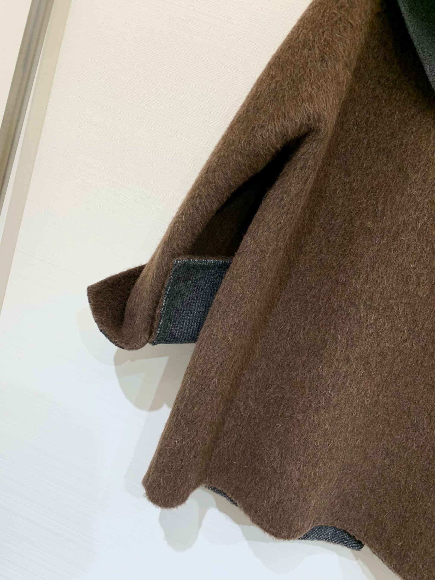 AlexanderWang 25秋冬新款 针织围脖中长款羊驼毛大衣，采用10%羊驼毛90羊毛面料，中长款