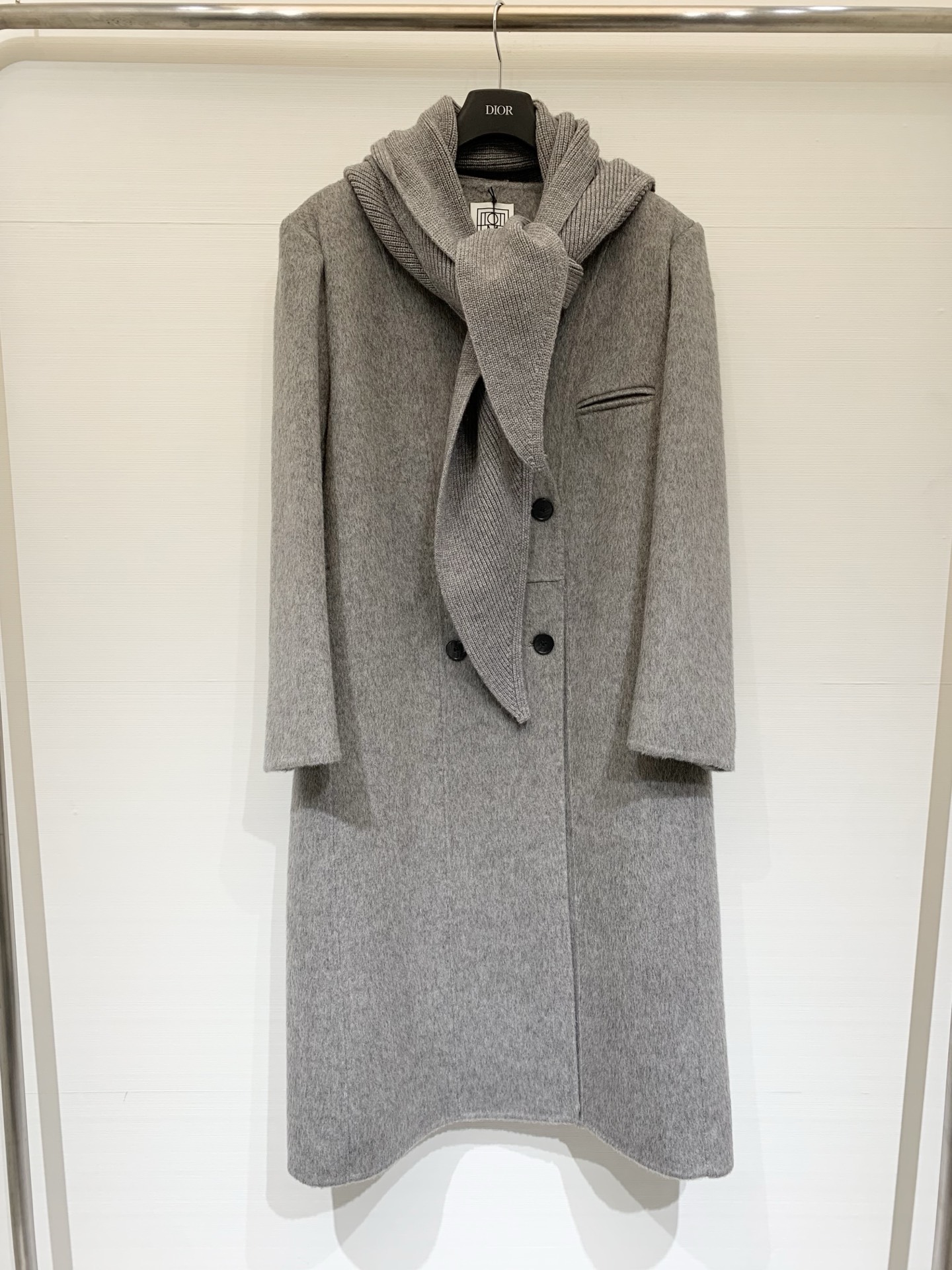 NO:651396,a Comes with dust bag Toteme 25 new autumn and winter knitted scarf shawl long wool coat, long knee-length version, neat and slim fit, a classic 'temperament style' suitable for commuting/daily use, the neckline is matched with a knitted scarf of the same color, the body is a V-neck double-breasted, the overall details are exquisite and not cumbersome Code number SML,, shawls, alexander wang19860909a配防尘袋Toteme 25秋冬新款 针织围脖披肩长款羊毛大衣,长款过膝版型,剪裁利落偏修身,经典的通勤/日常都适配的“气质款”,领口搭配了同色系的针织围脖,衣身是V领双排扣,整体细节精致不繁琐 码数SML,,shawls,alexander wang,Women's clothing