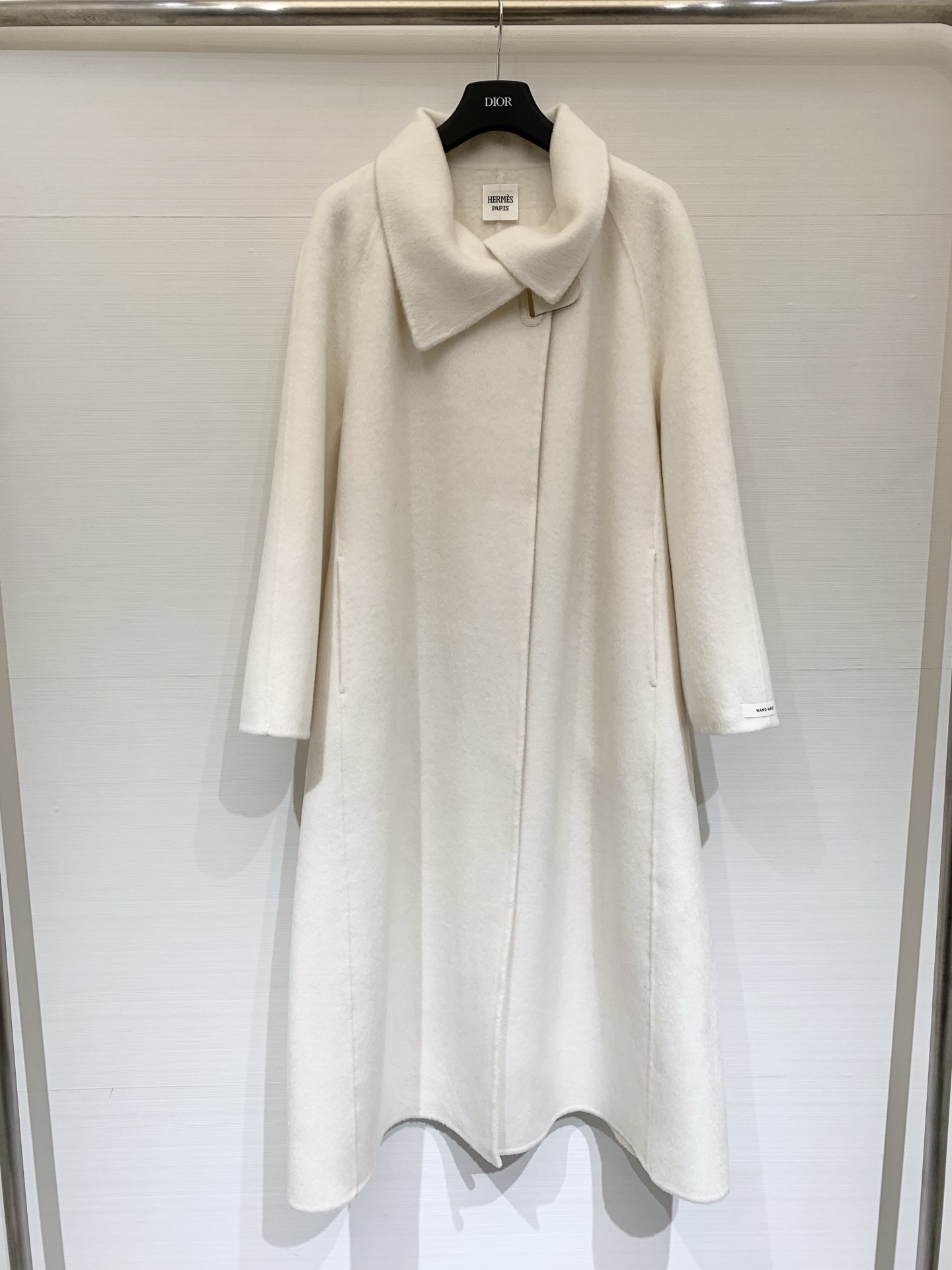 NO:651388,Comes with dust bag Hermes 25 new autumn and winter style. Long yak hair coat with single leather buckle, yak wool blended fabric, fine texture, high quality and strong warmth retention. Large lapel design, leather buckle embellishment at the collar. Comes with the same fabric belt, which can be adjusted to the waist and adjust the body shape (loose/slim style switch), the overall style is simple and elegant, classic and versatile commuter style. Two-color SML, hermes, alexander wang19860909配防尘袋Hermes 25秋冬新款 单皮扣长款牦牛绒大衣,牦牛绒羊毛混纺面料,细腻质感高级且保暖性强,大翻领设计,领口处有皮质扣饰点缀,自带同面料腰带,可收腰调整身形（宽松/修身风格切换）,整体风格简约大气,经典百搭的通勤款 两色SML,,hermes,alexander wang,Women's clothing