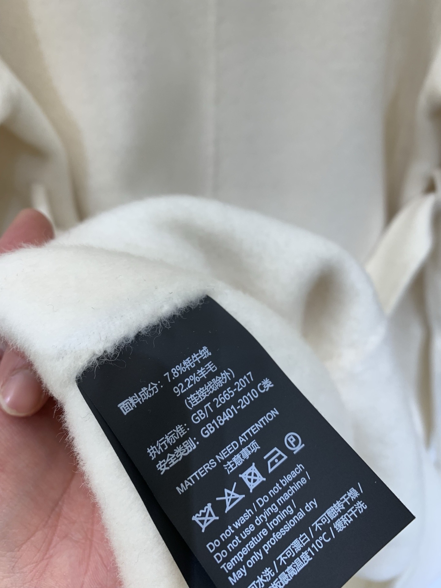 Hermes 25秋冬新款 单皮扣长款牦牛绒大衣，牦牛绒羊毛混纺面料，细腻质感高级且保暖性强，大翻领设计