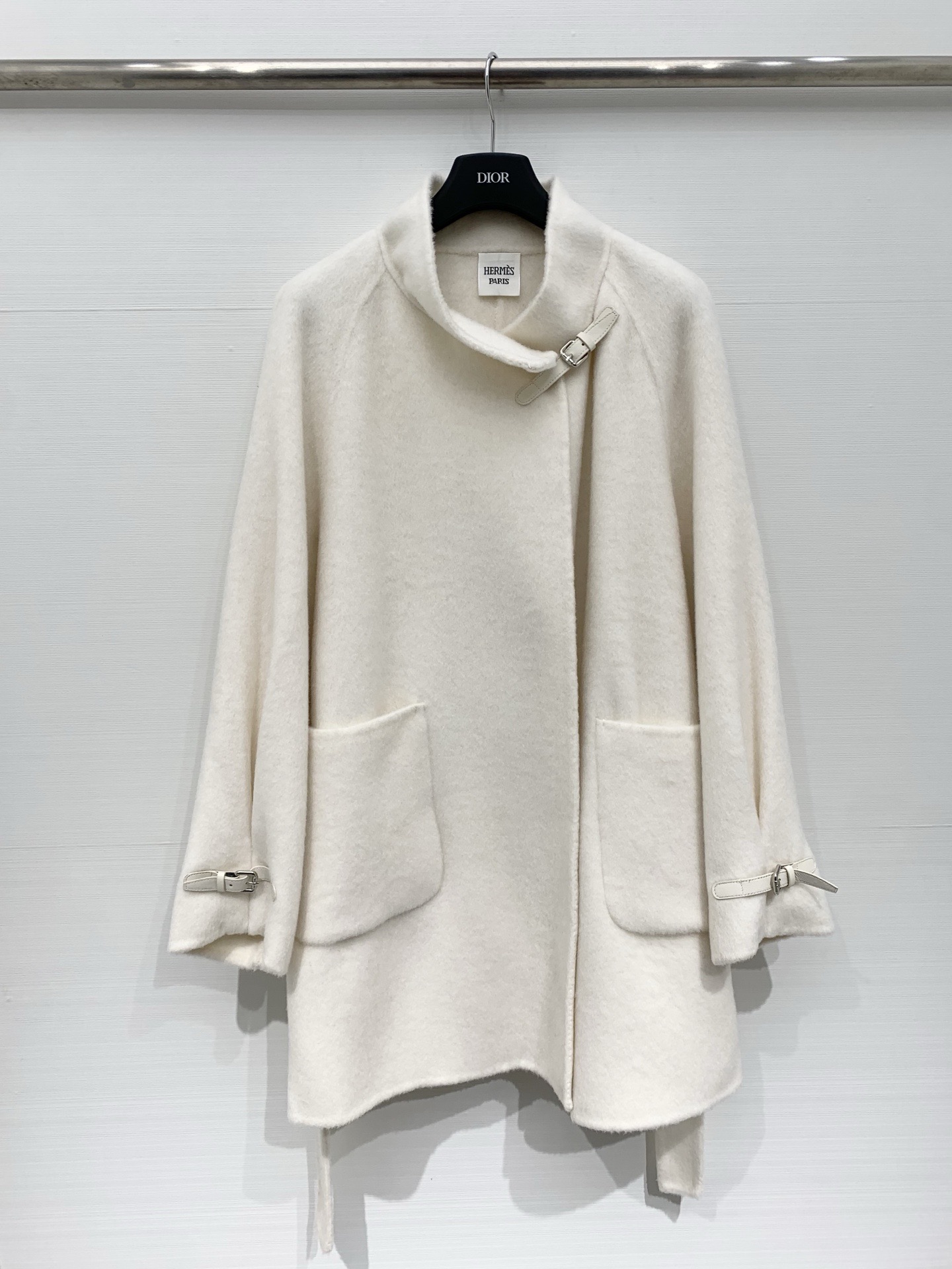 NO:651362,Comes with dust bag Hermes 25 new autumn and winter style double-sided camel velvet mid-length jacket with leather buttons, camel velvet and wool blended fabrics, soft and delicate texture, mid-length loose fit, with stand-up collar design, leather buckle decoration on the collar and cuffs, adding a sense of neatness. It is a gentle piece that is suitable for various scenes. It can not only create an elegant commuting style, but also create a lazy and casual feeling~ Two-color SML,, hermes, jackets &  coats,alexander wang19860909配防尘袋Hermes 25秋冬新款 皮扣双面骆驼绒中长款外套,骆驼绒和羊毛混纺面料,质感软糯细腻,中长宽松版型,搭配立领设计,领口、袖口处有皮质搭扣装饰,增加了利落感,适配多种场景的温柔系单品,既能搭出优雅通勤风,也能营造慵懒休闲感~ 两色SML,,hermes,jackets & coats,alexander wang,Women's clothing