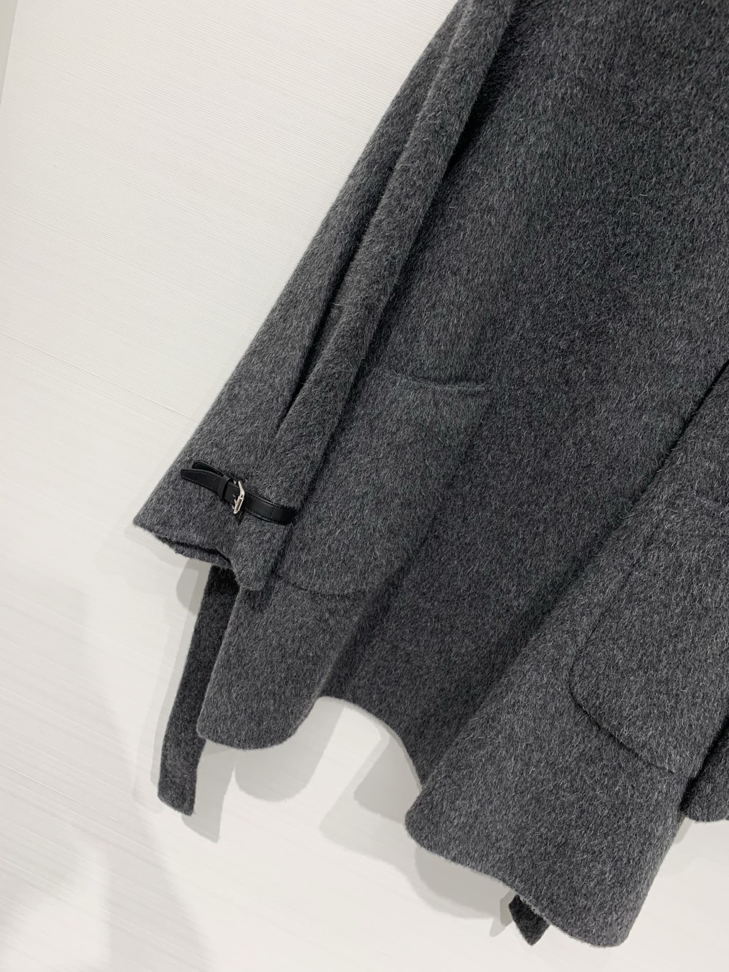 Hermes 25秋冬新款 皮扣双面骆驼绒中长款外套，骆驼绒和羊毛混纺面料，质感软糯细腻，中长宽松版型，