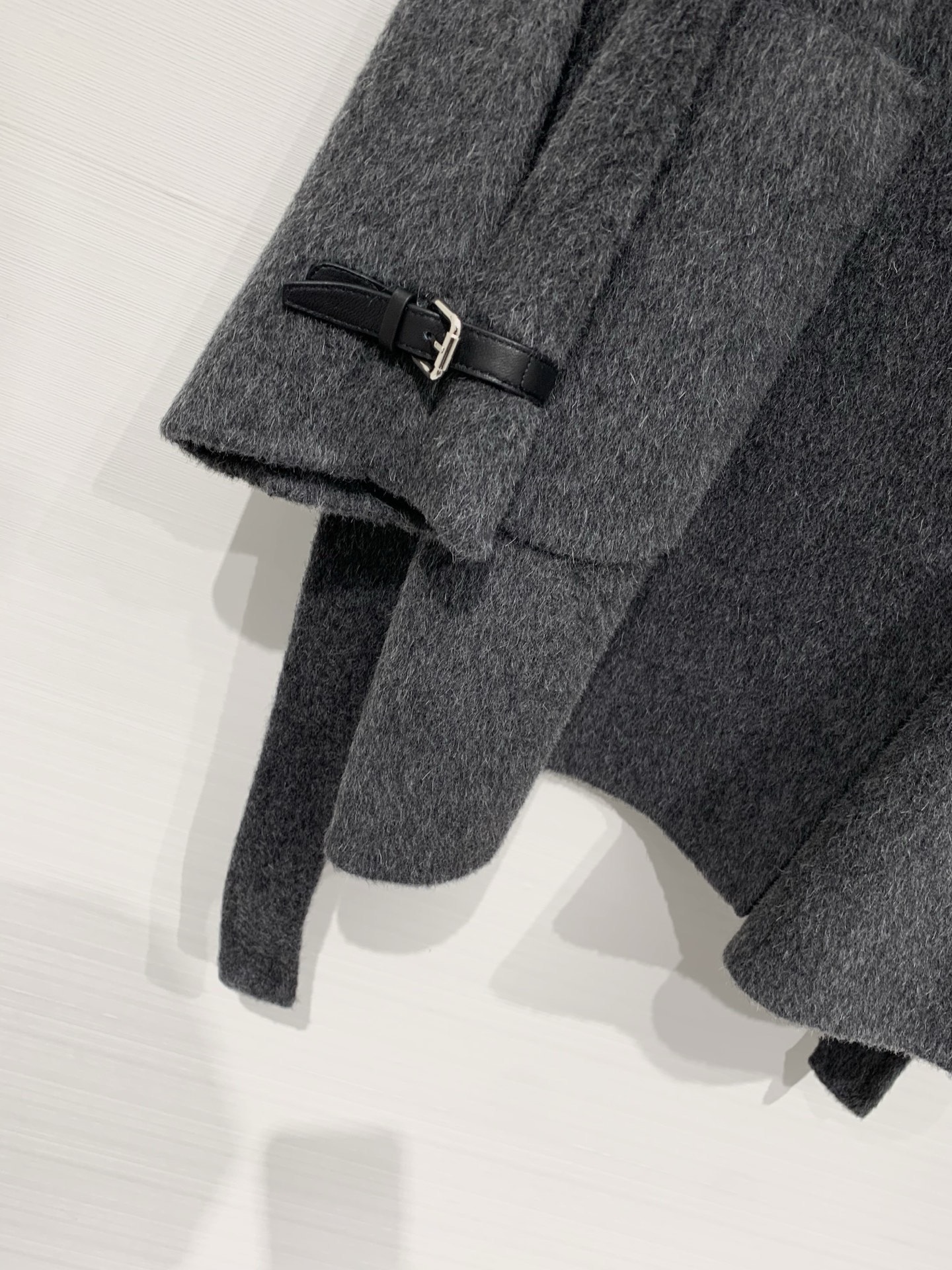 Hermes 25秋冬新款 皮扣双面骆驼绒中长款外套，骆驼绒和羊毛混纺面料，质感软糯细腻，中长宽松版型，