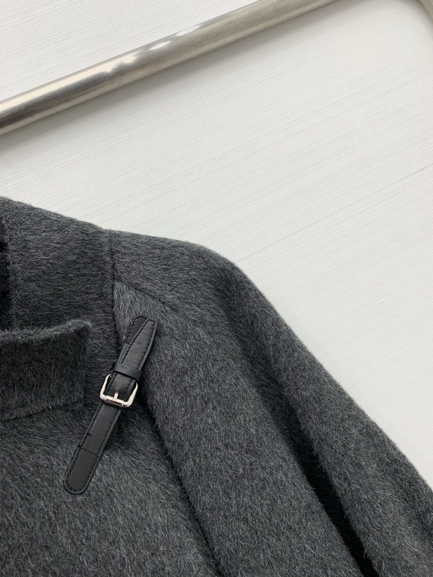 Hermes 25秋冬新款 皮扣双面骆驼绒中长款外套，骆驼绒和羊毛混纺面料，质感软糯细腻，中长宽松版型，