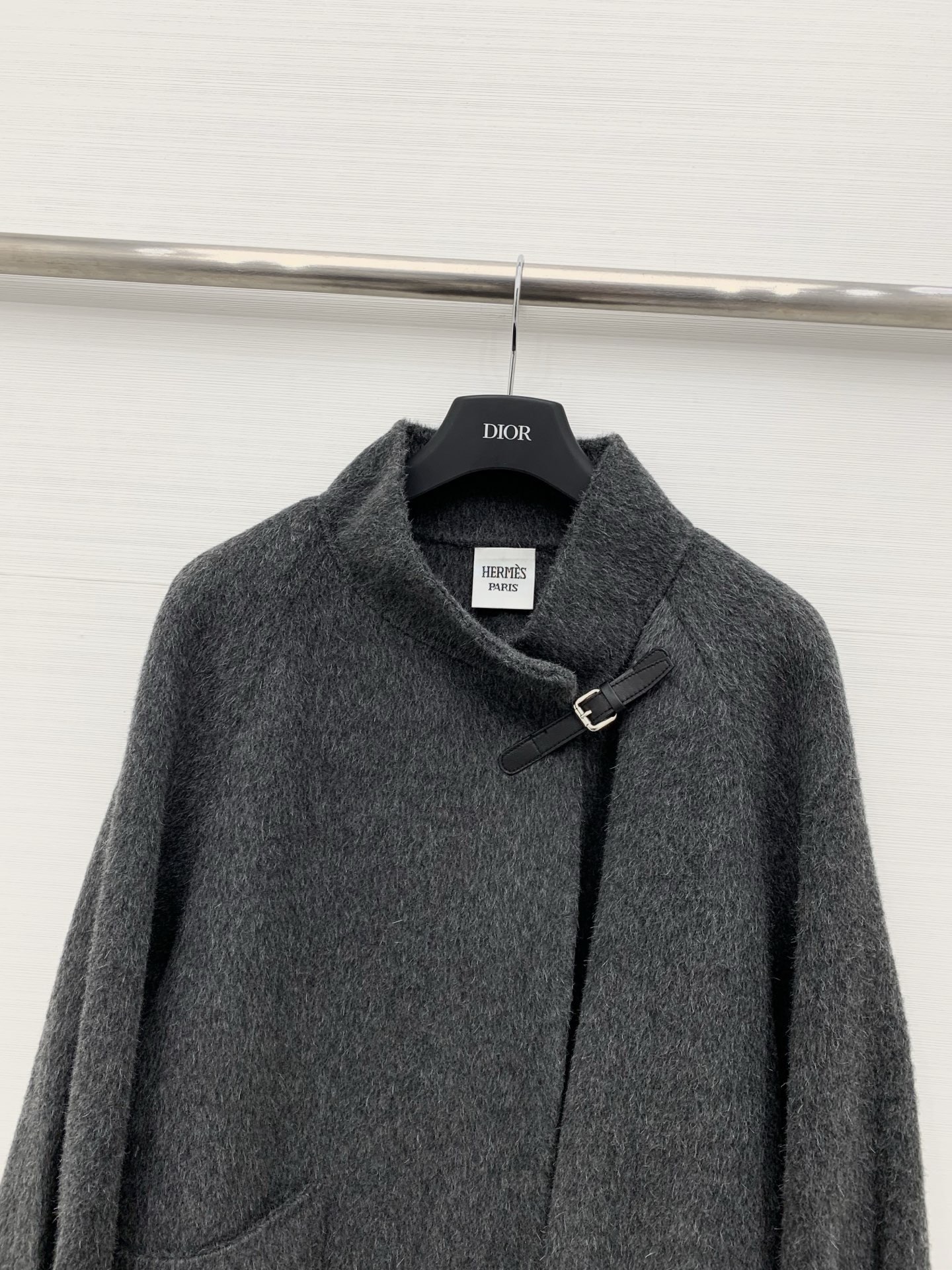 Hermes 25秋冬新款 皮扣双面骆驼绒中长款外套，骆驼绒和羊毛混纺面料，质感软糯细腻，中长宽松版型，