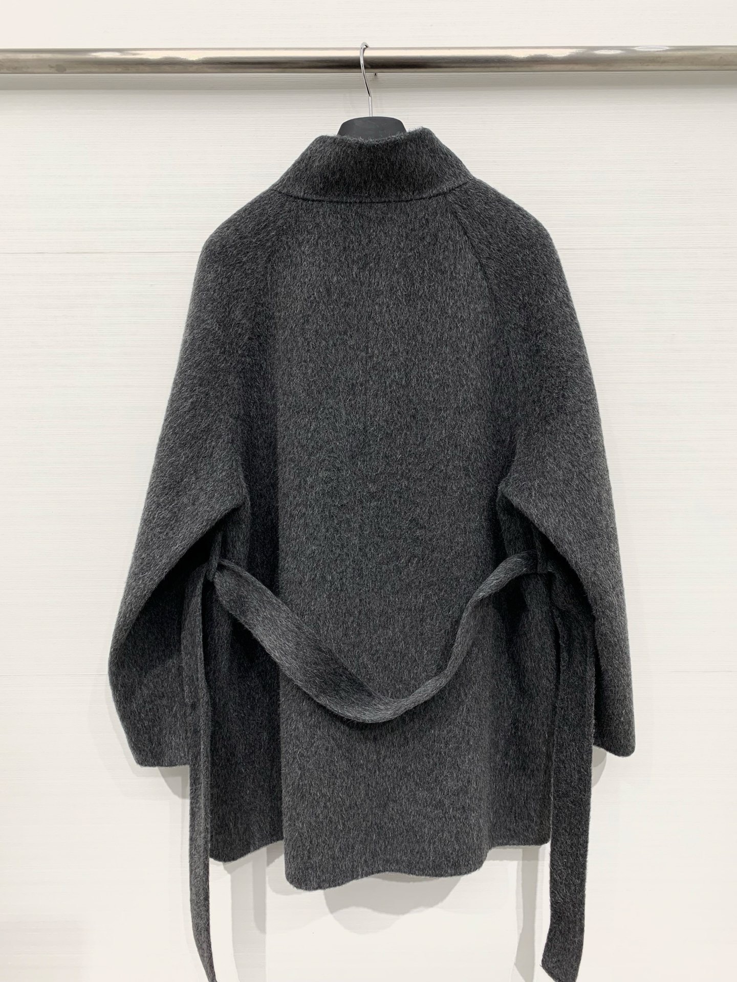 Hermes 25秋冬新款 皮扣双面骆驼绒中长款外套，骆驼绒和羊毛混纺面料，质感软糯细腻，中长宽松版型，