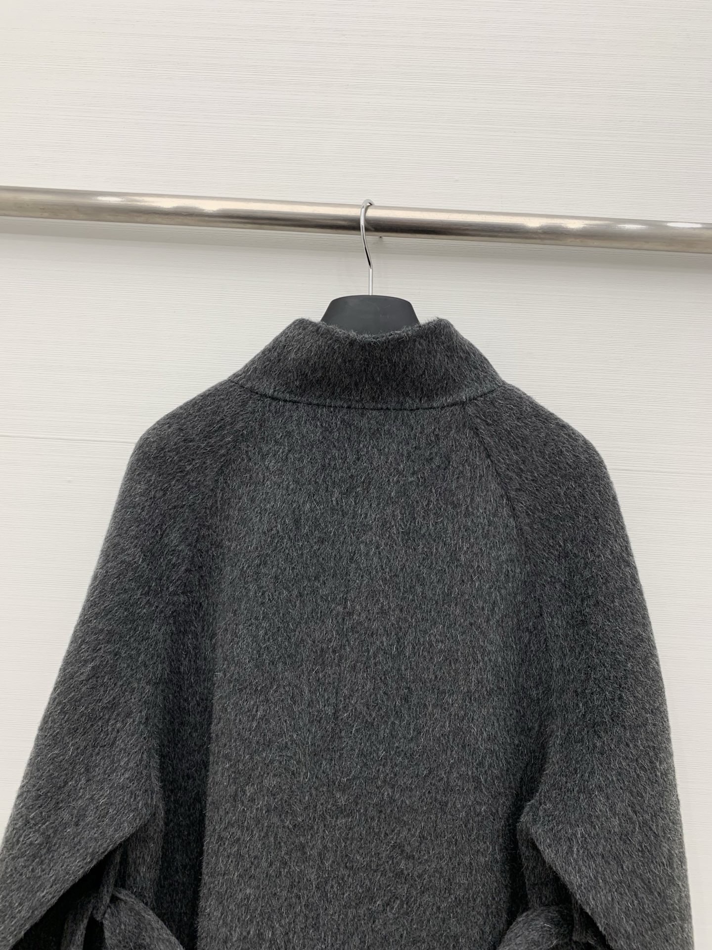 Hermes 25秋冬新款 皮扣双面骆驼绒中长款外套，骆驼绒和羊毛混纺面料，质感软糯细腻，中长宽松版型，