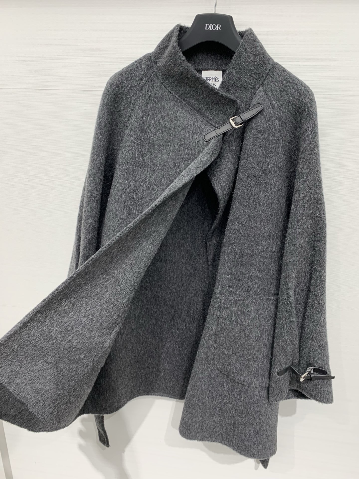 Hermes 25秋冬新款 皮扣双面骆驼绒中长款外套，骆驼绒和羊毛混纺面料，质感软糯细腻，中长宽松版型，