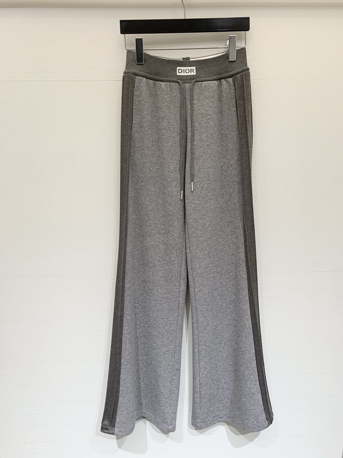 NO:652676,DIOR's new elastic waist Logo casual trousers, slightly flared version, with elastic waistband, taking into account both comfort and leisure. The trousers shape is more tolerant to the figure. Dark gray side strips are spliced ​​on both sides to increase the sense of layering. Two colors sml, dior, alexander wang19860909DIOR 新款 松紧腰Logo休闲长裤,微喇版型,搭配松紧腰头,兼顾舒适与休闲感,裤型对身材包容度较高,两侧拼接了深灰色侧边条,增加了层次感 两色sml,,dior,alexander wang,Women's clothing
