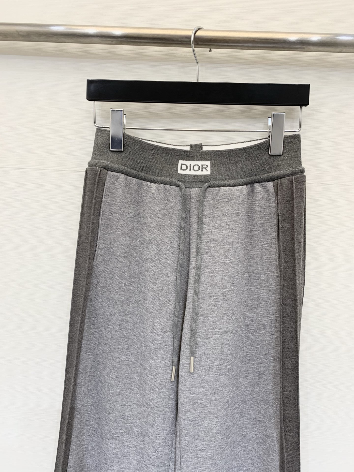 DIOR 新款 松紧腰Logo休闲长裤，微喇版型，搭配松紧腰头，兼顾舒适与休闲感，裤型对身材包容度较高，