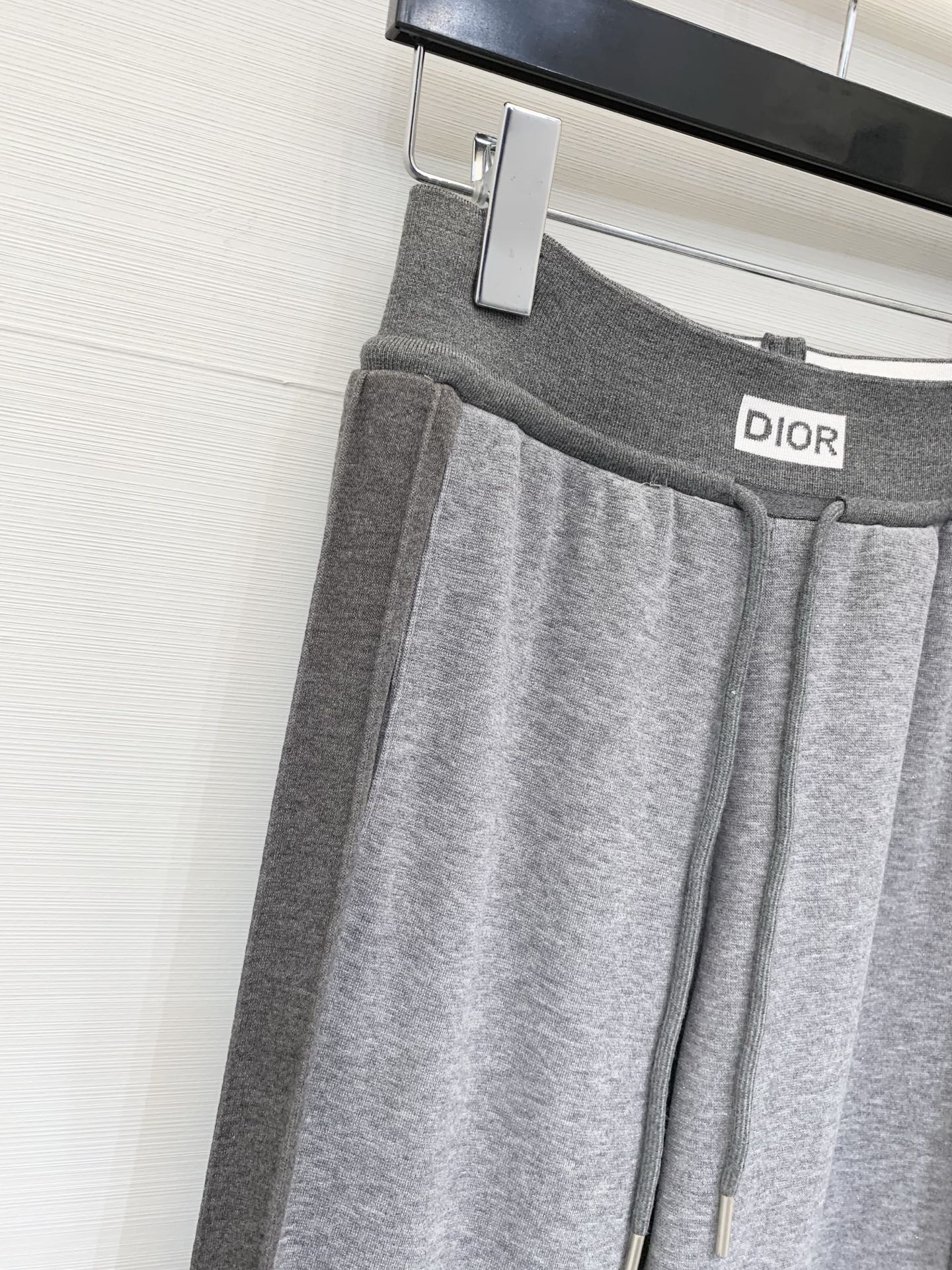 DIOR 新款 松紧腰Logo休闲长裤，微喇版型，搭配松紧腰头，兼顾舒适与休闲感，裤型对身材包容度较高，