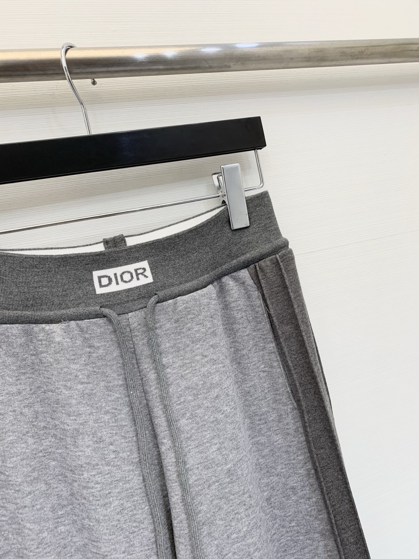 DIOR 新款 松紧腰Logo休闲长裤，微喇版型，搭配松紧腰头，兼顾舒适与休闲感，裤型对身材包容度较高，