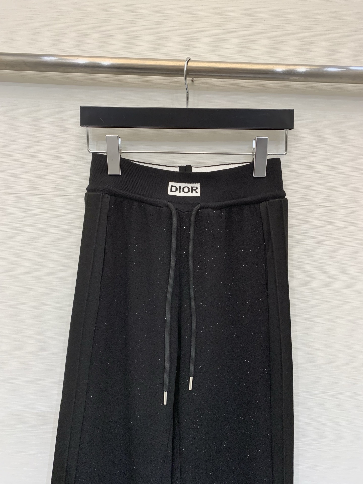 DIOR 新款 松紧腰Logo休闲长裤，微喇版型，搭配松紧腰头，兼顾舒适与休闲感，裤型对身材包容度较高，