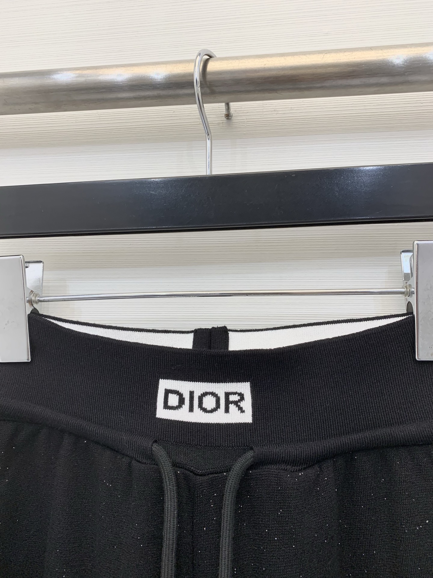DIOR 新款 松紧腰Logo休闲长裤，微喇版型，搭配松紧腰头，兼顾舒适与休闲感，裤型对身材包容度较高，