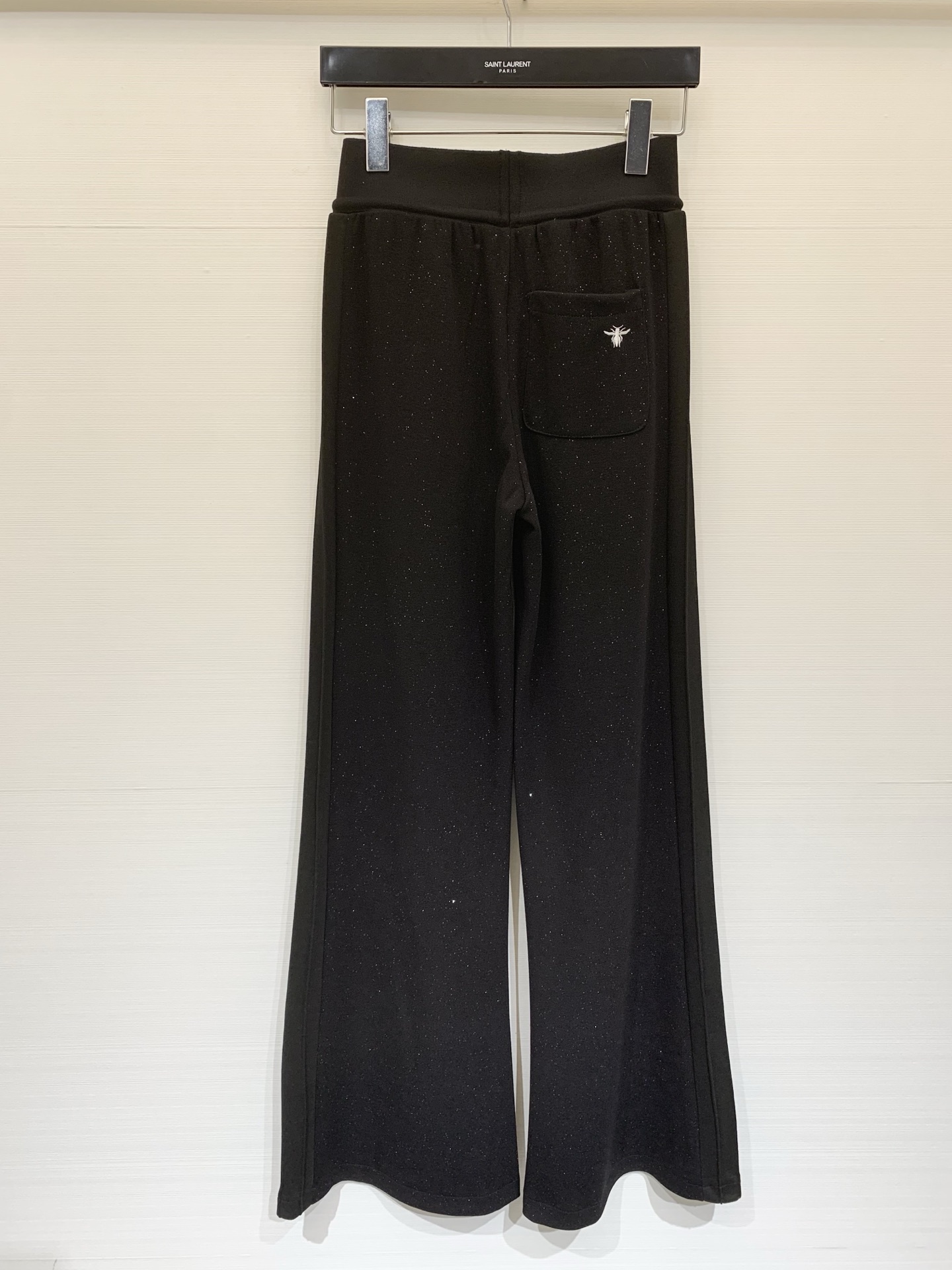 DIOR 新款 松紧腰Logo休闲长裤，微喇版型，搭配松紧腰头，兼顾舒适与休闲感，裤型对身材包容度较高，