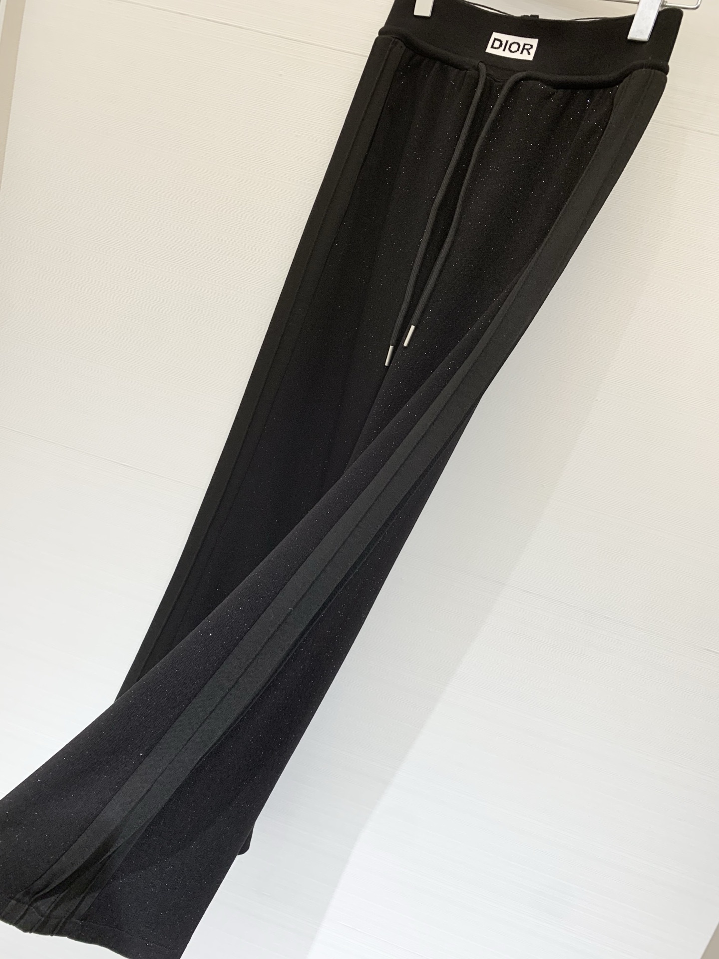 DIOR 新款 松紧腰Logo休闲长裤，微喇版型，搭配松紧腰头，兼顾舒适与休闲感，裤型对身材包容度较高，