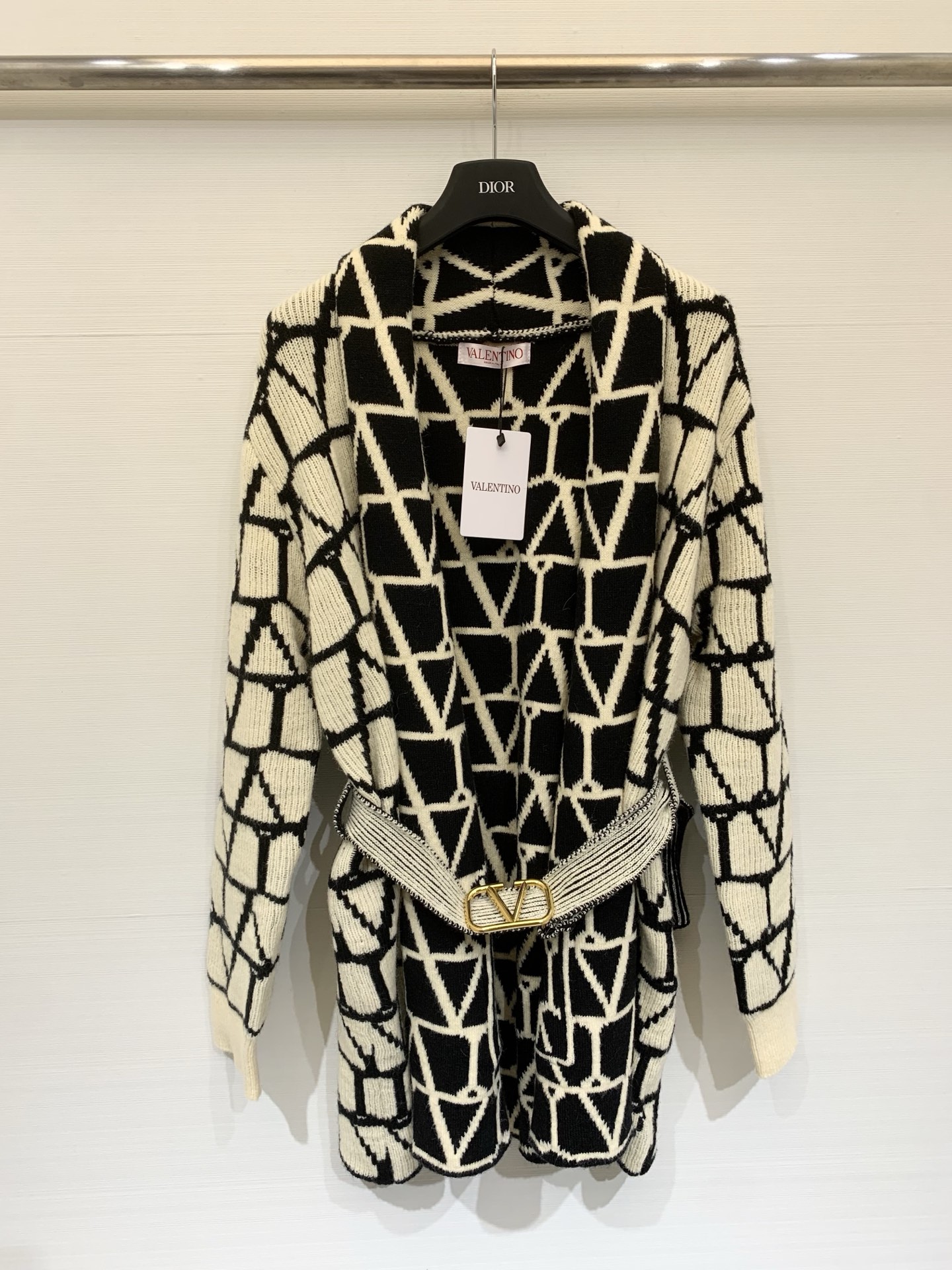 NO:652664,Valentino 25 new autumn and winter style. Presbyopic knitted long cardigan. Classic geometric presbyopic pattern + Maillard color scheme. Full of retro and high-end feel. Loose version with belt to modify body proportions. Elegant and casual, it is OK for daily wear or autumn and winter atmosphere. Two colors SML P,,valentino,alexander wang19860909Valentino 25秋冬新款 老花针织长款开衫 经典几何老花图案+美拉德配色 复古高级感满满 宽松版型搭配腰带修饰身材比例 优雅又随性日常外搭或秋冬氛围感穿搭都很OK 两个色SML P,,valentino,alexander wang,Women's clothing