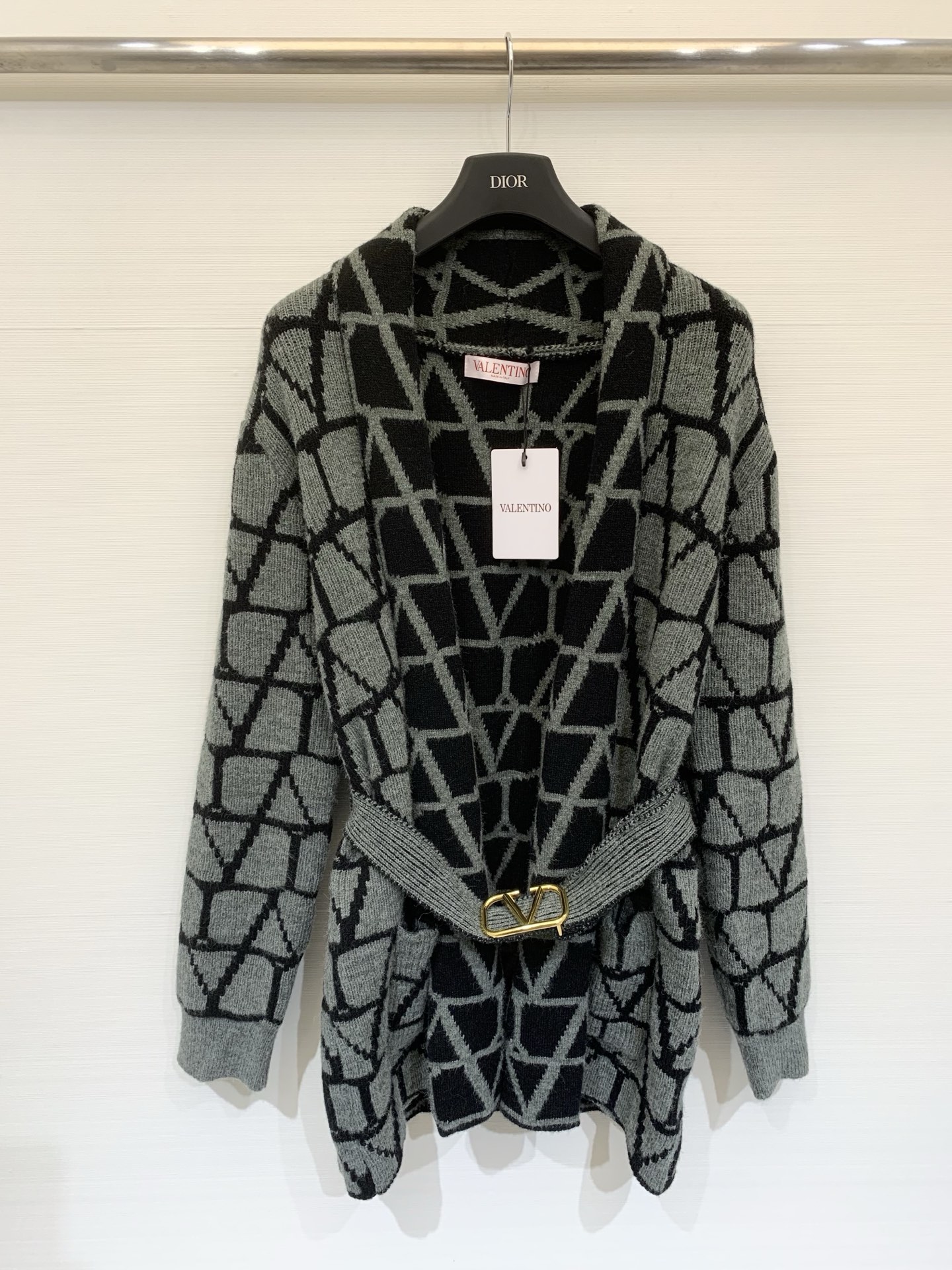 NO:652719,Valentino 25 new autumn and winter style. Presbyopic knitted long cardigan. Classic geometric presbyopic pattern + Maillard color scheme. Full of retro and high-end feel. Loose version with belt to modify body proportions. Elegant and casual, it is OK for daily wear or autumn and winter atmosphere. Two colors: SML, valentino, alexander wang19860909Valentino 25秋冬新款 老花针织长款开衫 经典几何老花图案+美拉德配色 复古高级感满满 宽松版型搭配腰带修饰身材比例 优雅又随性日常外搭或秋冬氛围感穿搭都很OK 两个色SML,,valentino,alexander wang,Women's clothing