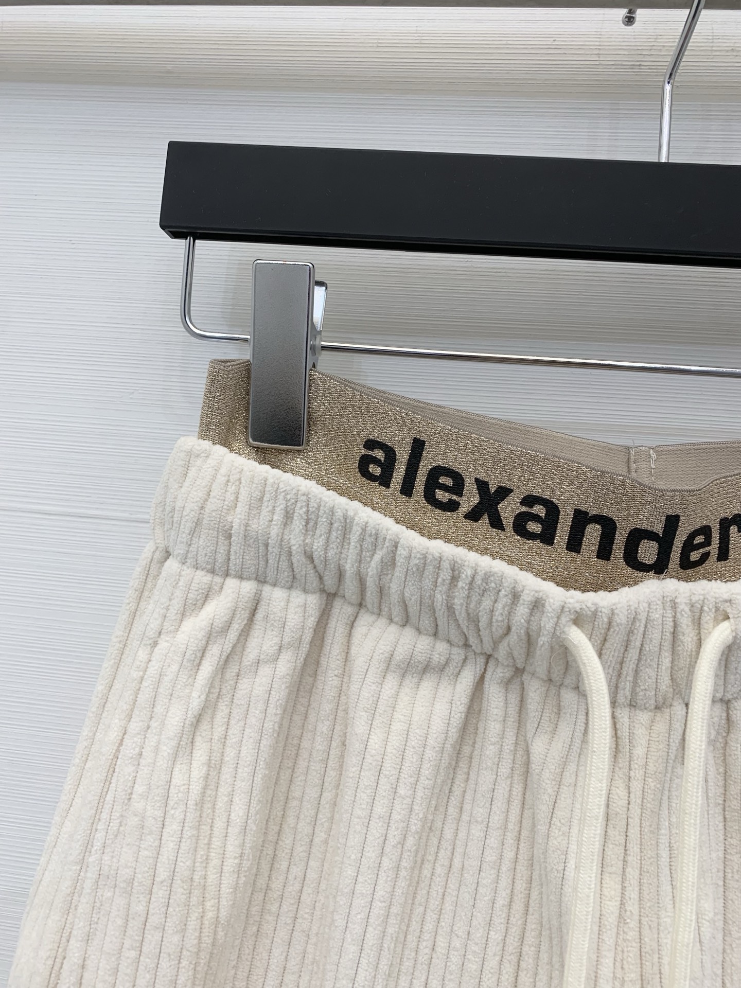 AlexanderWang 2025秋冬系列 拼接腰头灯芯绒阔腿裤，宽松直筒/阔腿版型，属于休闲风的“松