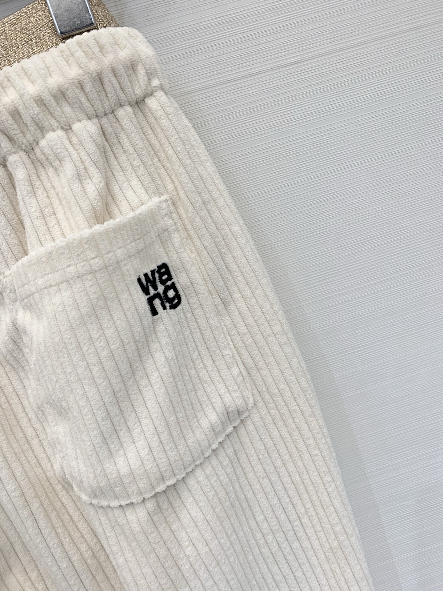 AlexanderWang 2025秋冬系列 拼接腰头灯芯绒阔腿裤，宽松直筒/阔腿版型，属于休闲风的“松