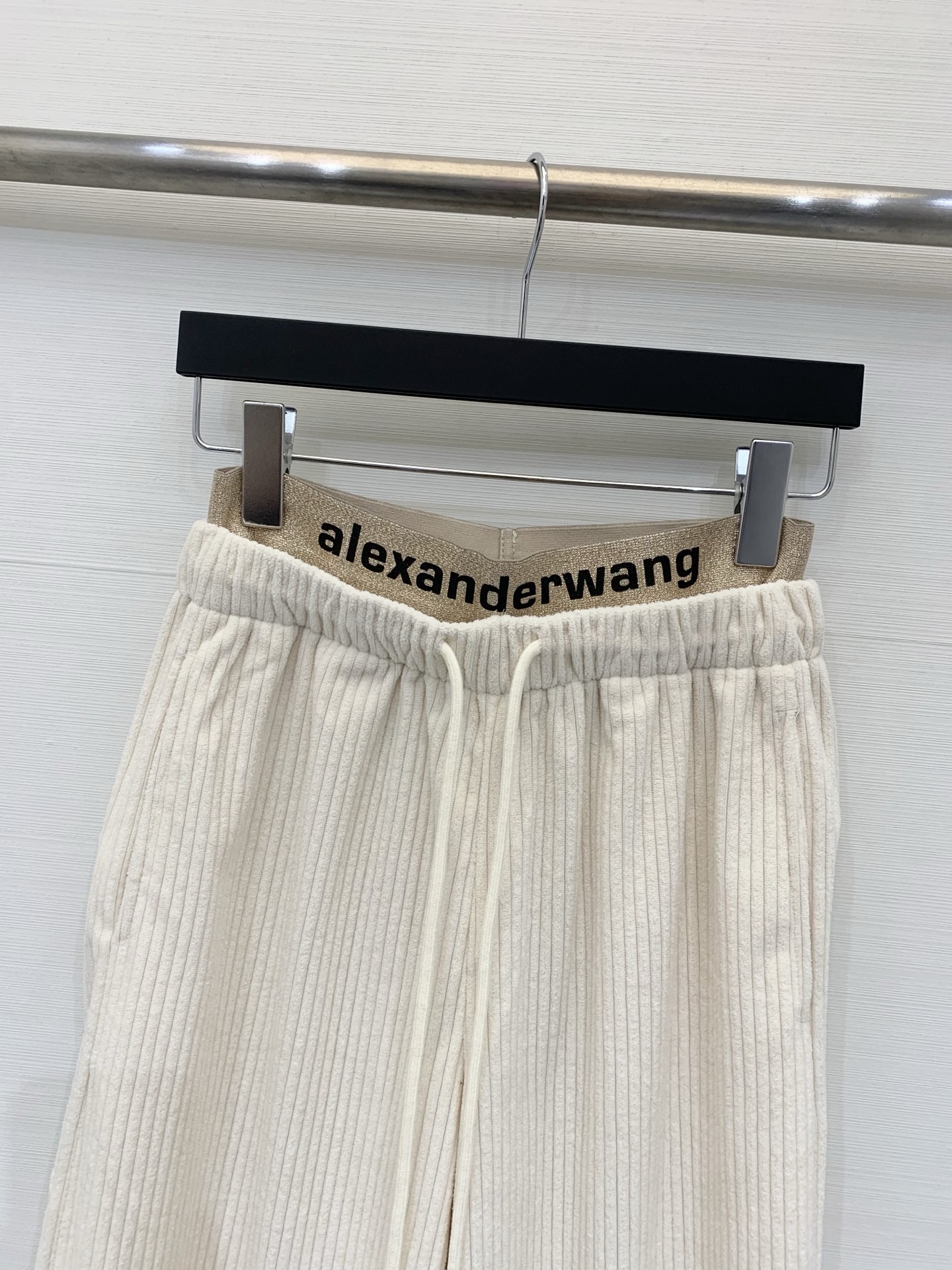AlexanderWang 2025秋冬系列 拼接腰头灯芯绒阔腿裤，宽松直筒/阔腿版型，属于休闲风的“松