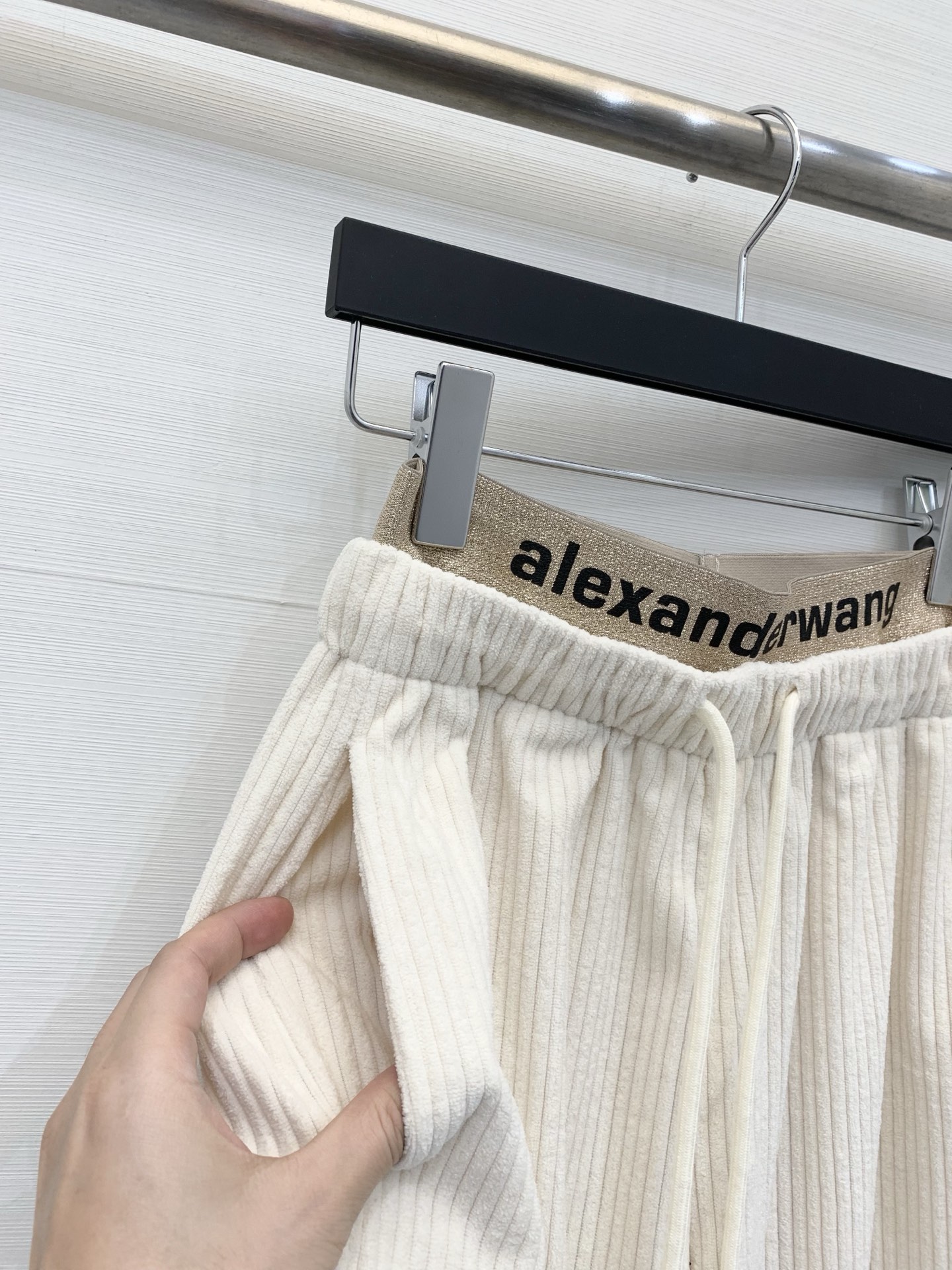 AlexanderWang 2025秋冬系列 拼接腰头灯芯绒阔腿裤，宽松直筒/阔腿版型，属于休闲风的“松