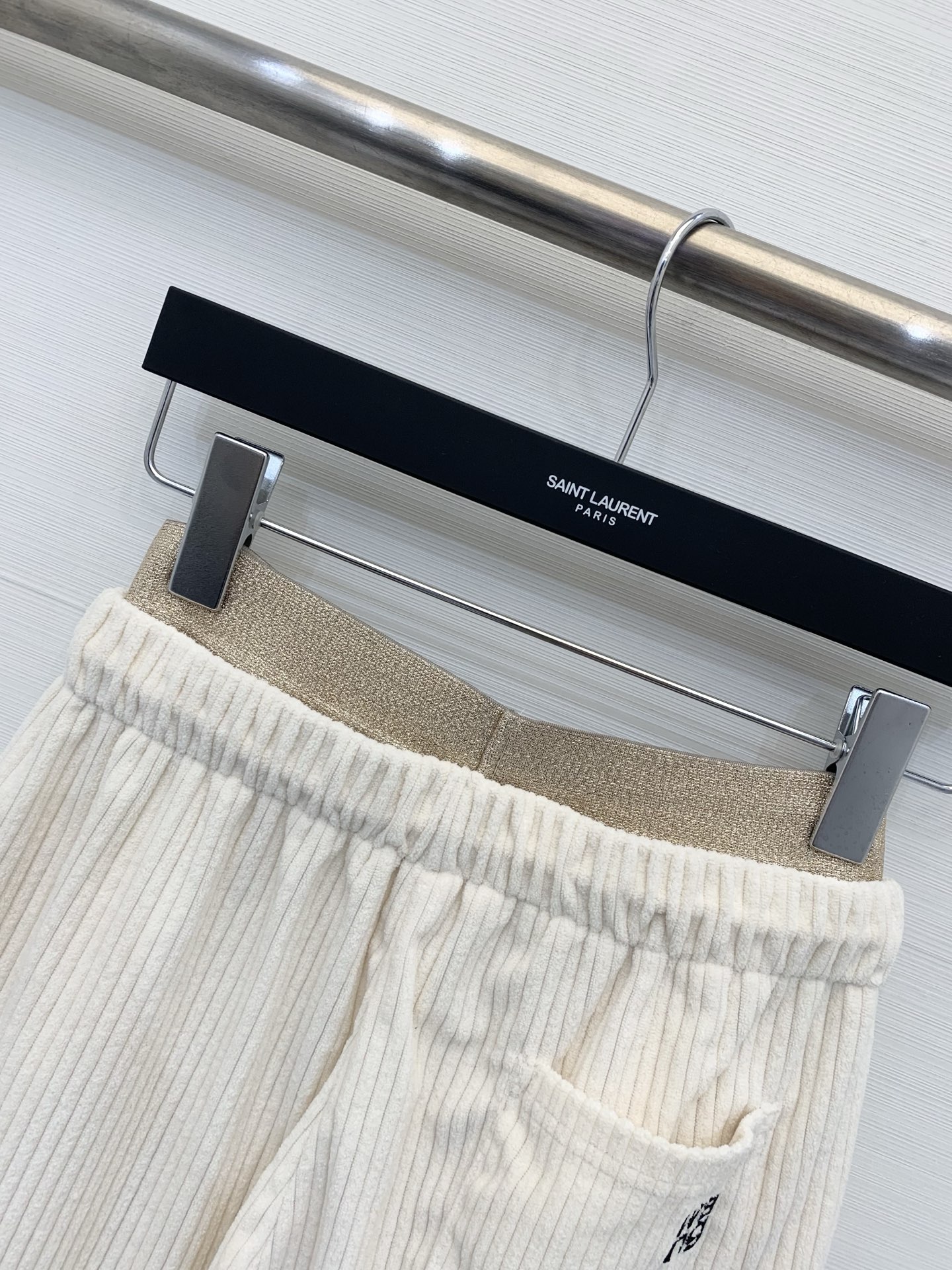 AlexanderWang 2025秋冬系列 拼接腰头灯芯绒阔腿裤，宽松直筒/阔腿版型，属于休闲风的“松