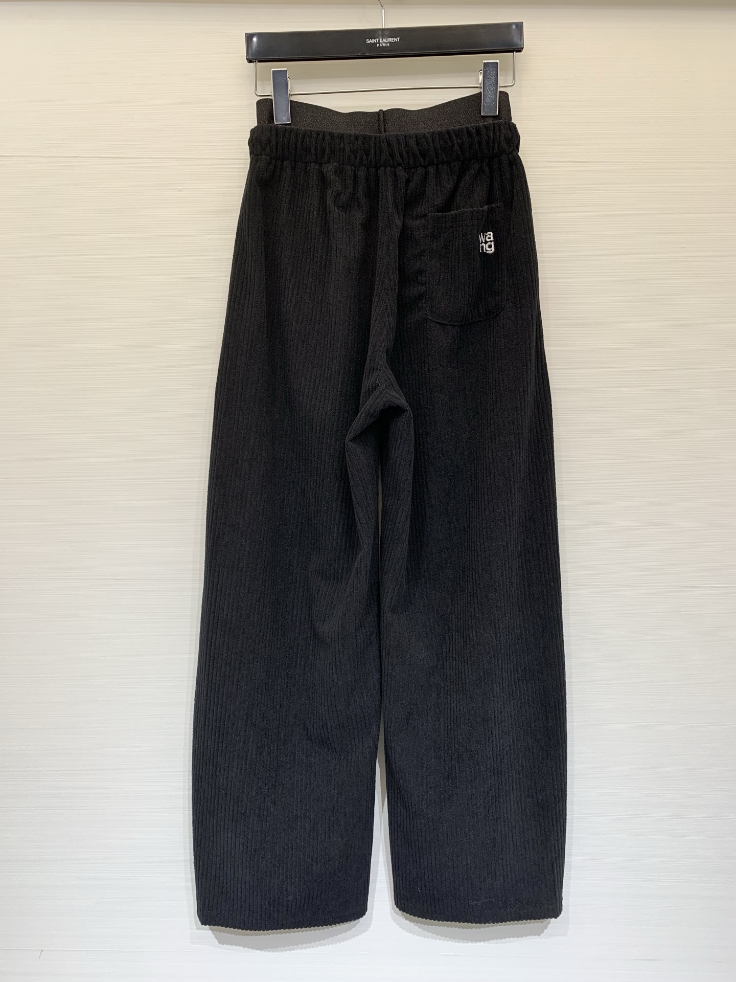 AlexanderWang 2025秋冬系列 拼接腰头灯芯绒阔腿裤，宽松直筒/阔腿版型，属于休闲风的“松