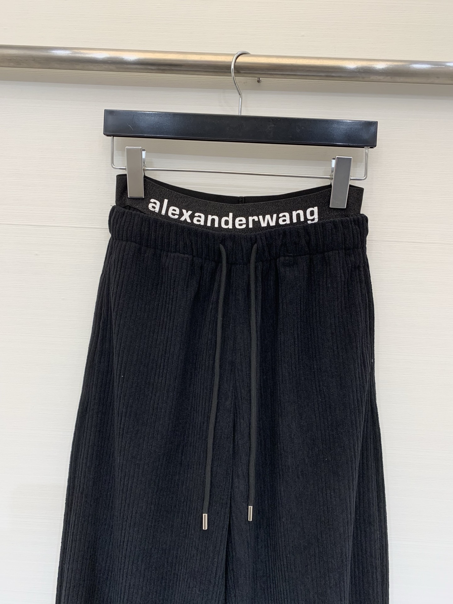 AlexanderWang 2025秋冬系列 拼接腰头灯芯绒阔腿裤，宽松直筒/阔腿版型，属于休闲风的“松