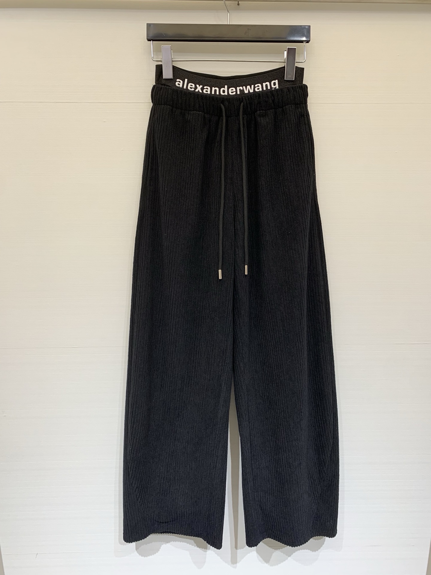 AlexanderWang 2025秋冬系列 拼接腰头灯芯绒阔腿裤，宽松直筒/阔腿版型，属于休闲风的“松