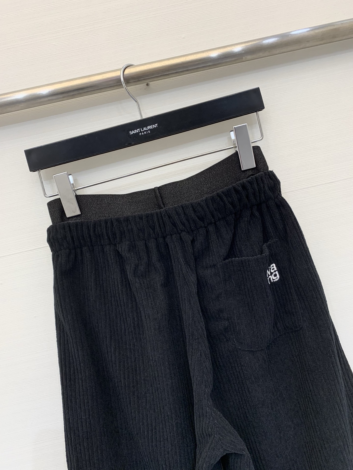 AlexanderWang 2025秋冬系列 拼接腰头灯芯绒阔腿裤，宽松直筒/阔腿版型，属于休闲风的“松