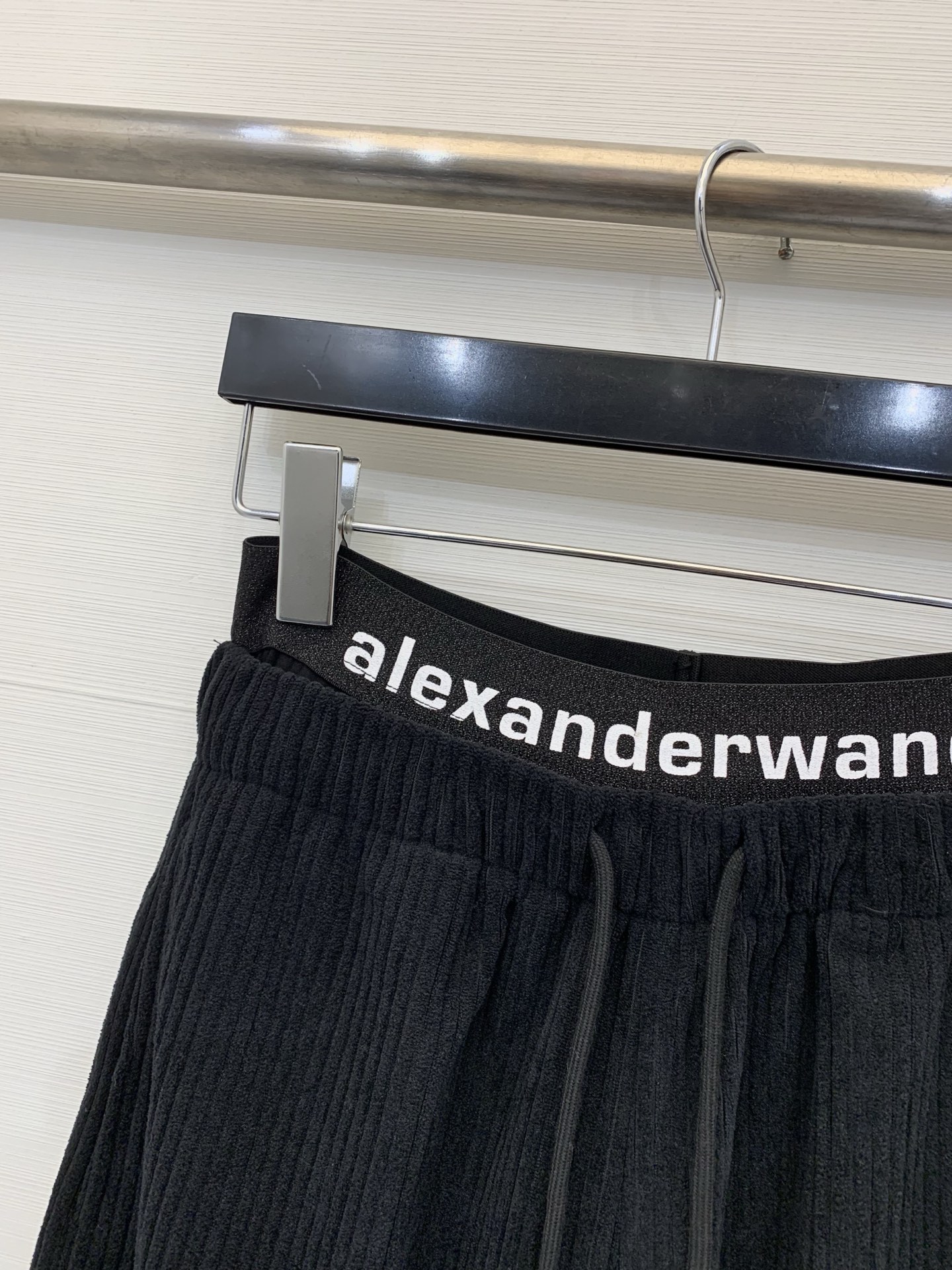 AlexanderWang 2025秋冬系列 拼接腰头灯芯绒阔腿裤，宽松直筒/阔腿版型，属于休闲风的“松