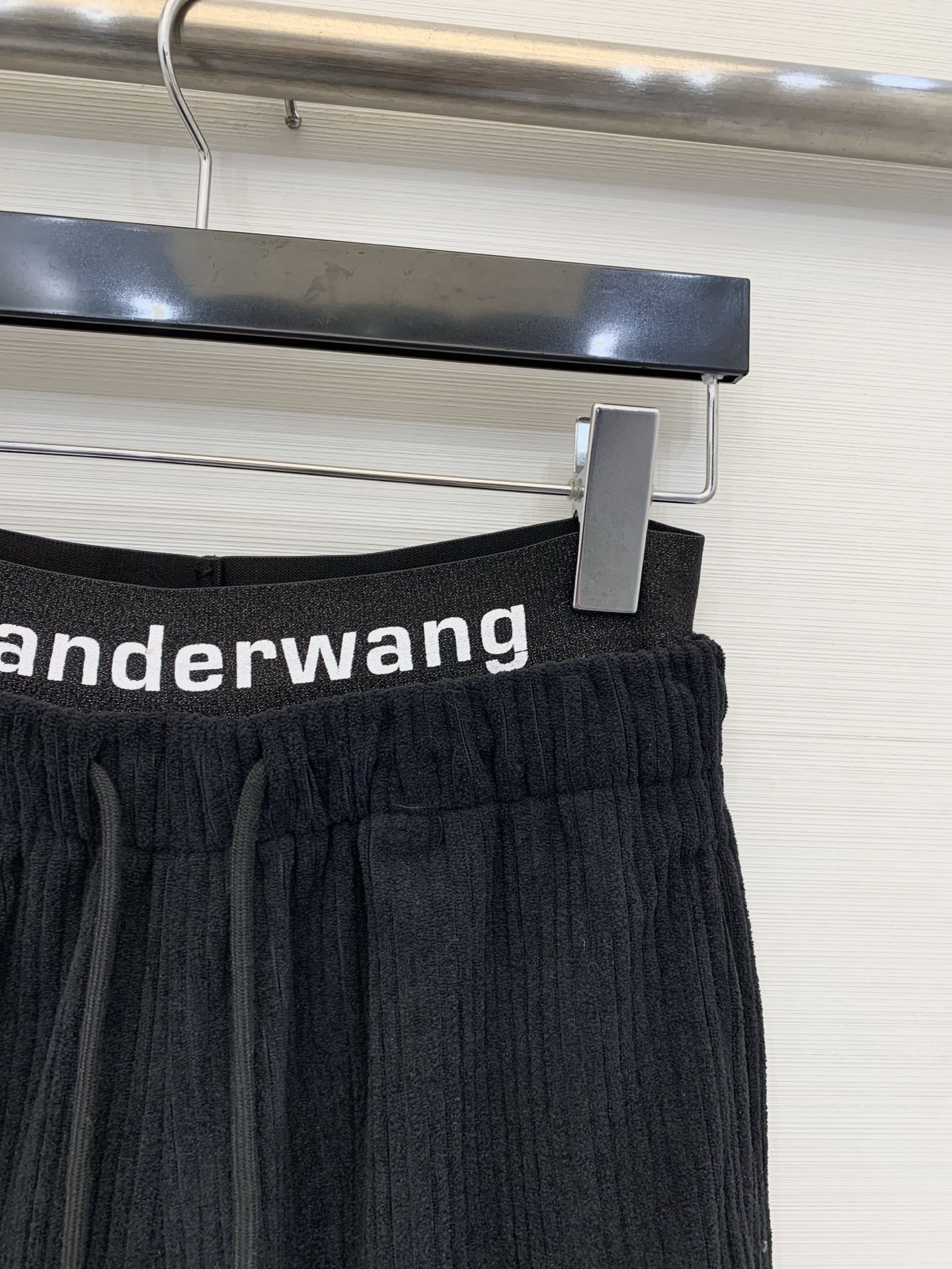AlexanderWang 2025秋冬系列 拼接腰头灯芯绒阔腿裤，宽松直筒/阔腿版型，属于休闲风的“松