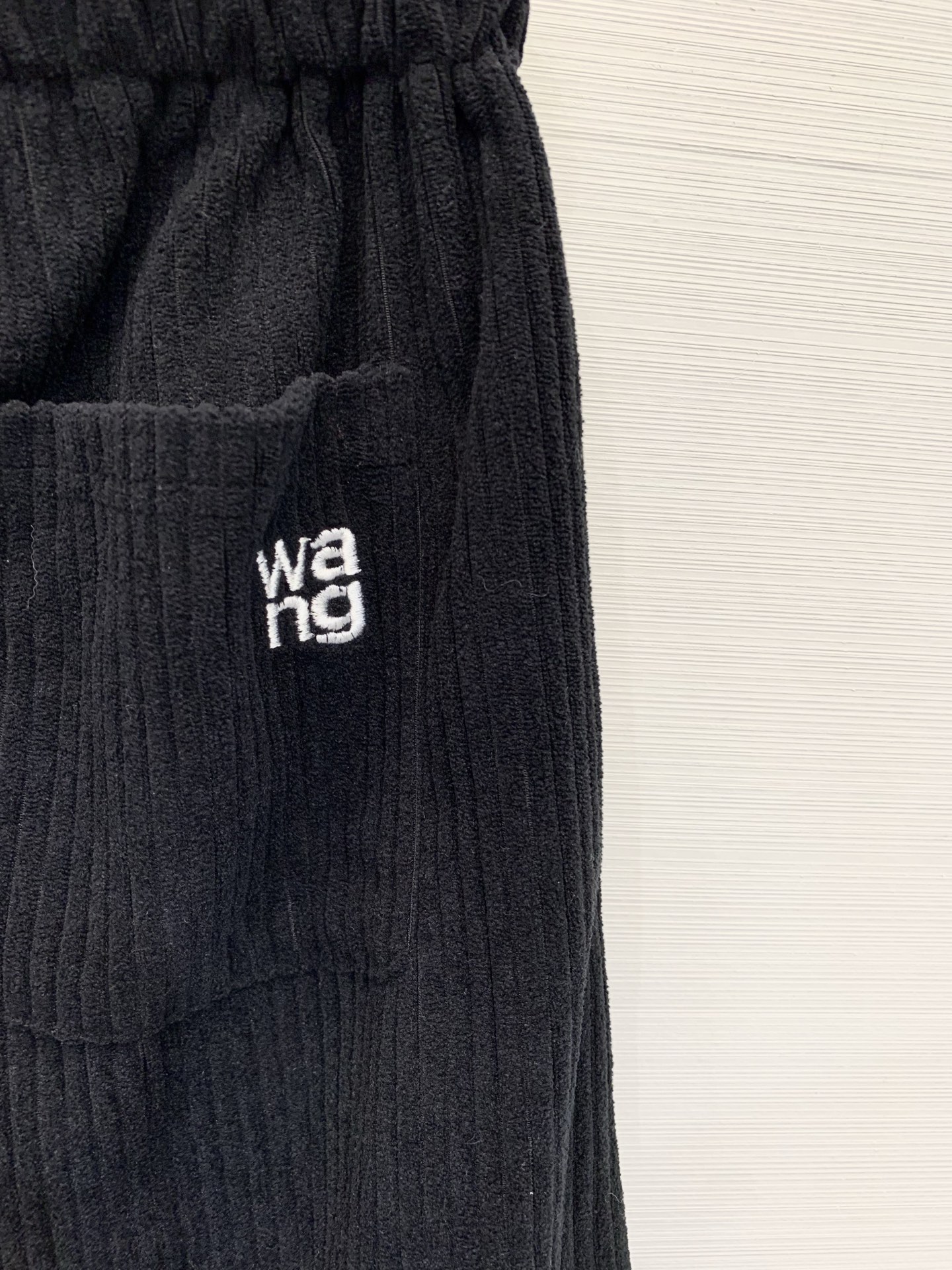 AlexanderWang 2025秋冬系列 拼接腰头灯芯绒阔腿裤，宽松直筒/阔腿版型，属于休闲风的“松