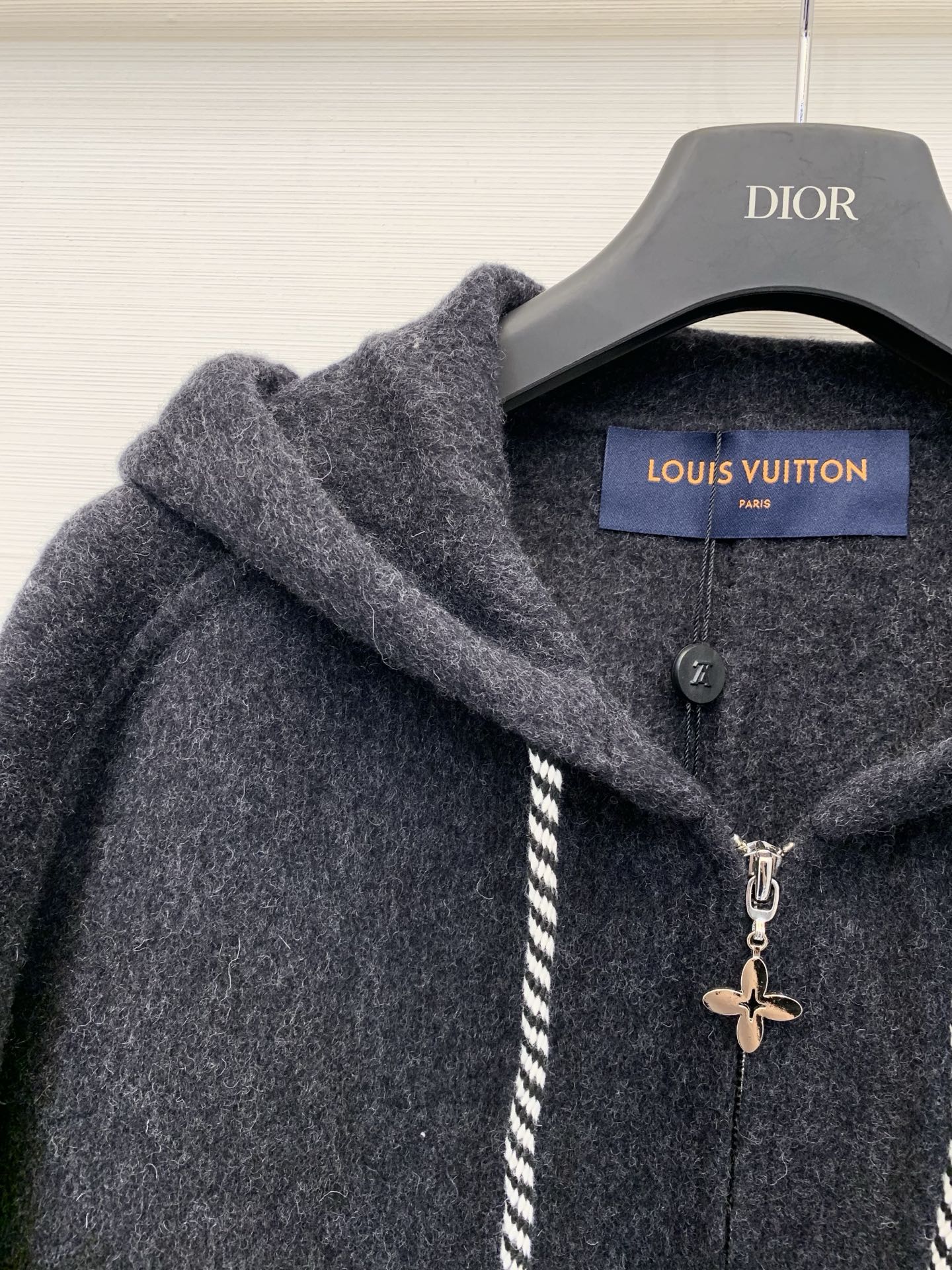 LouisVui*ton 25秋冬新款 碳灰色双面羊绒连帽外套，5%羊绒95%羊毛混纺材质，柔软超保暖，