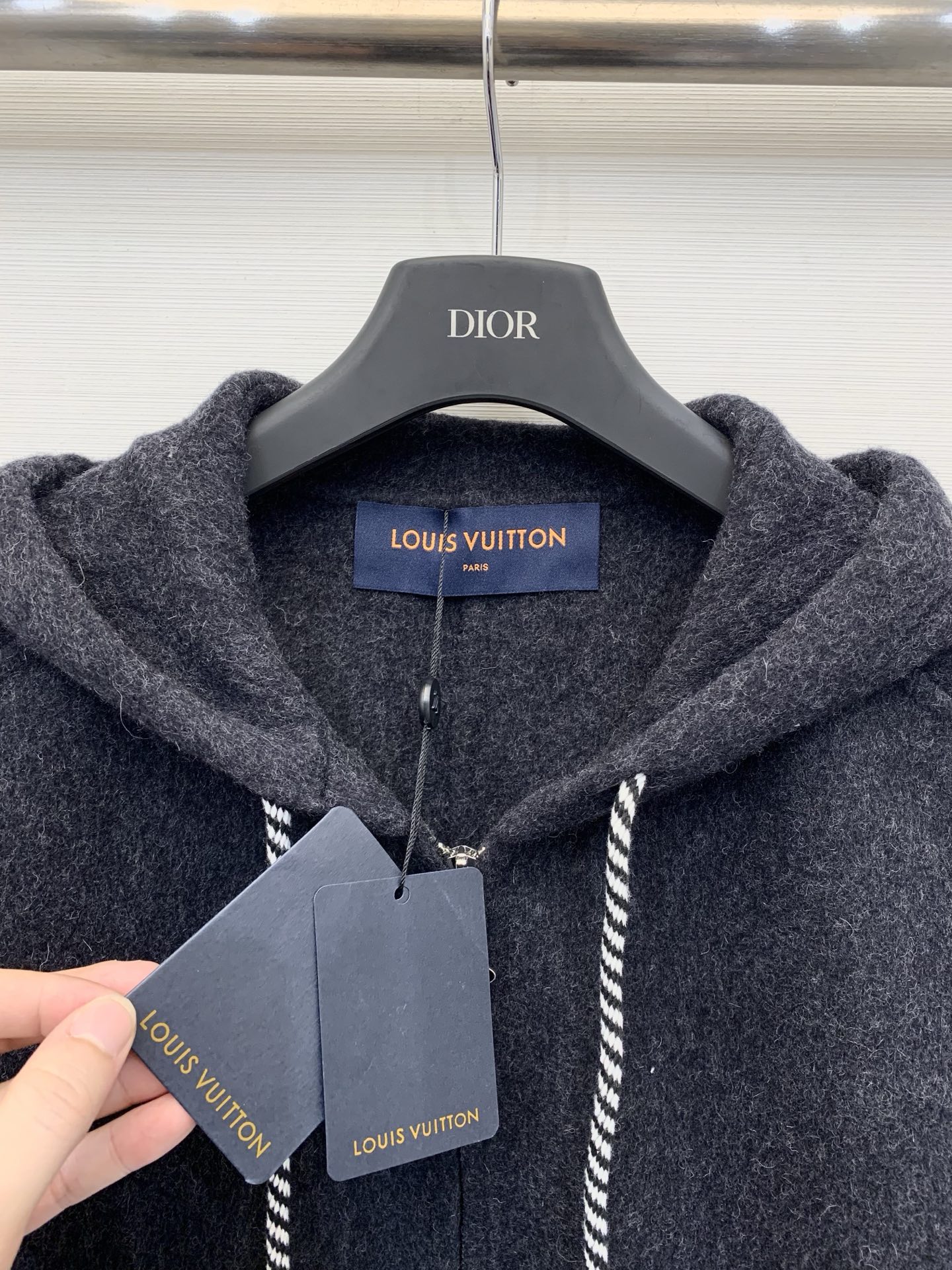 LouisVui*ton 25秋冬新款 碳灰色双面羊绒连帽外套，5%羊绒95%羊毛混纺材质，柔软超保暖，