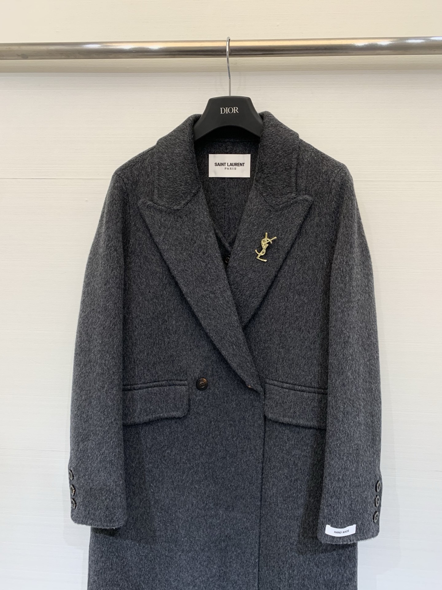 YSL 25秋冬新款 假两件长款双面骆驼绒大衣，整体风格兼具优雅与质感，版型偏修身但保留了适度宽松感，看