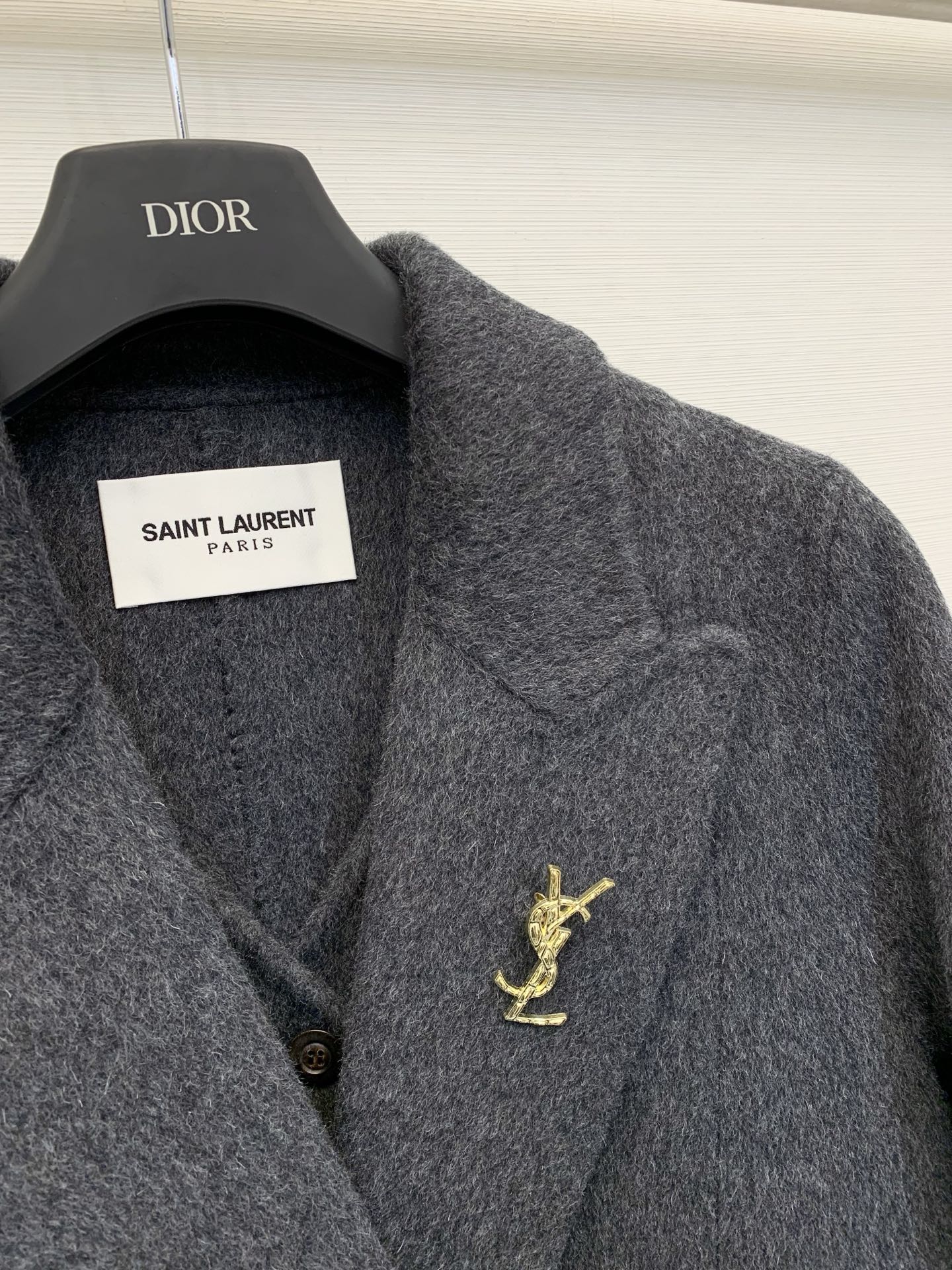 YSL 25秋冬新款 假两件长款双面骆驼绒大衣，整体风格兼具优雅与质感，版型偏修身但保留了适度宽松感，看