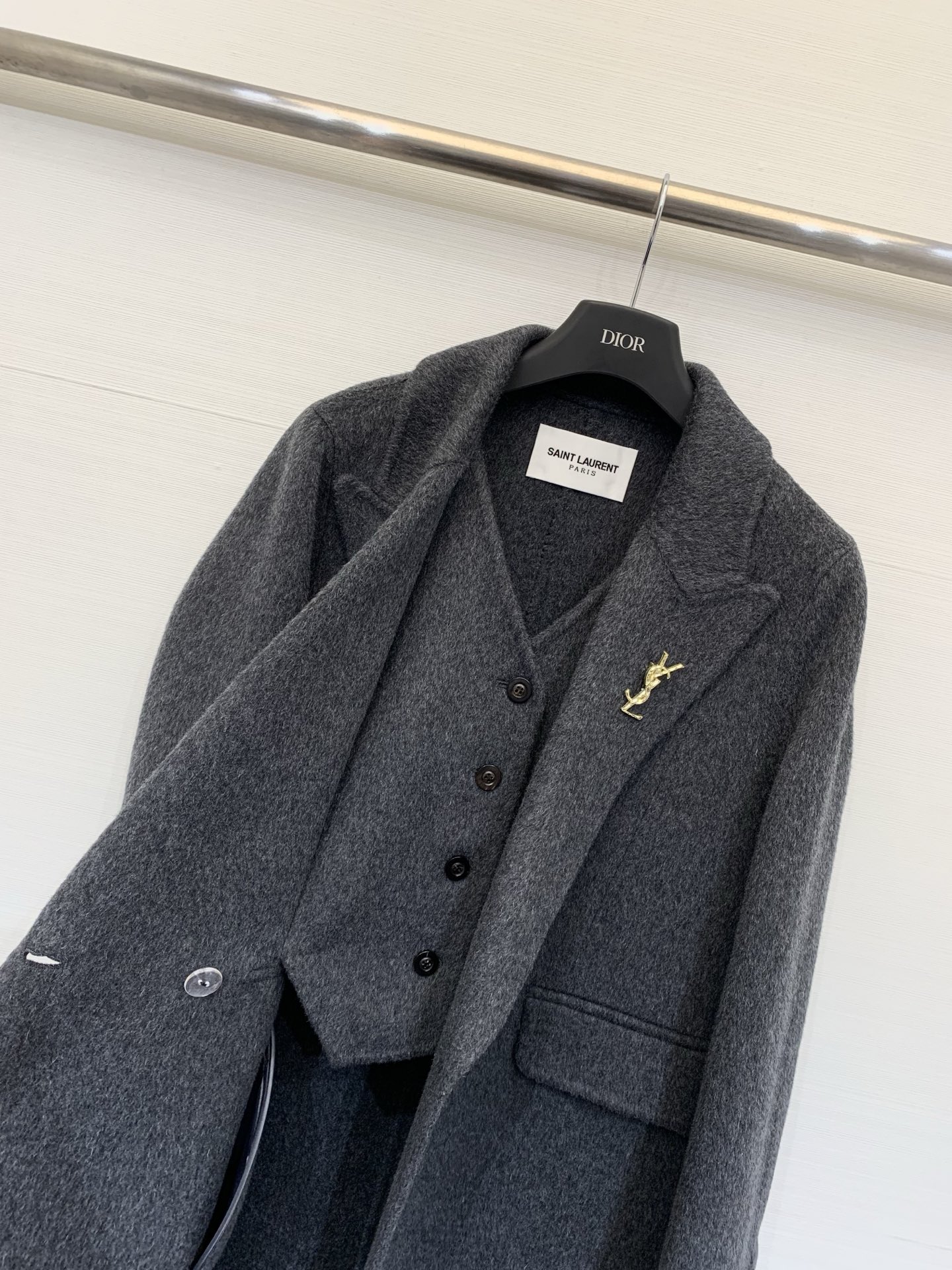 YSL 25秋冬新款 假两件长款双面骆驼绒大衣，整体风格兼具优雅与质感，版型偏修身但保留了适度宽松感，看