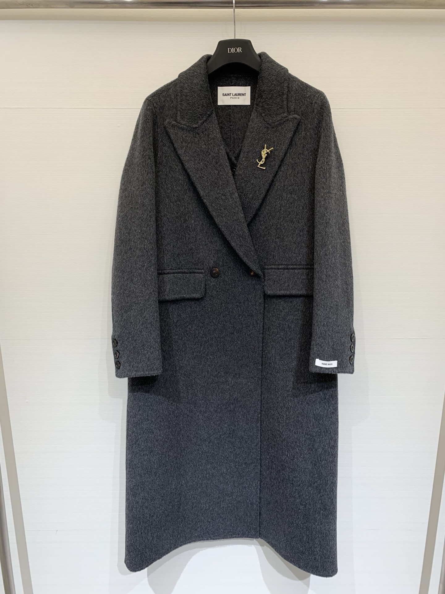YSL 25秋冬新款 假两件长款双面骆驼绒大衣，整体风格兼具优雅与质感，版型偏修身但保留了适度宽松感，看