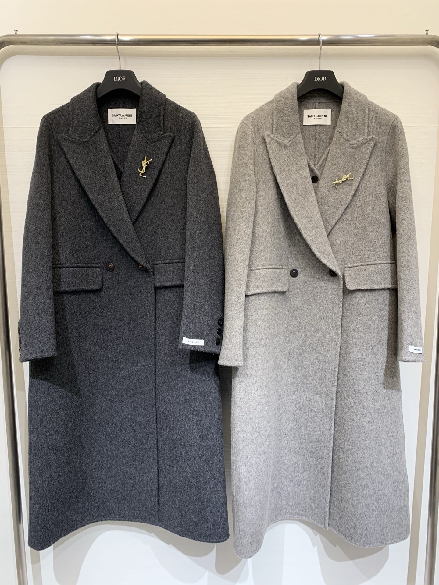 YSL 25秋冬新款 假两件长款双面骆驼绒大衣，整体风格兼具优雅与质感，版型偏修身但保留了适度宽松感，看