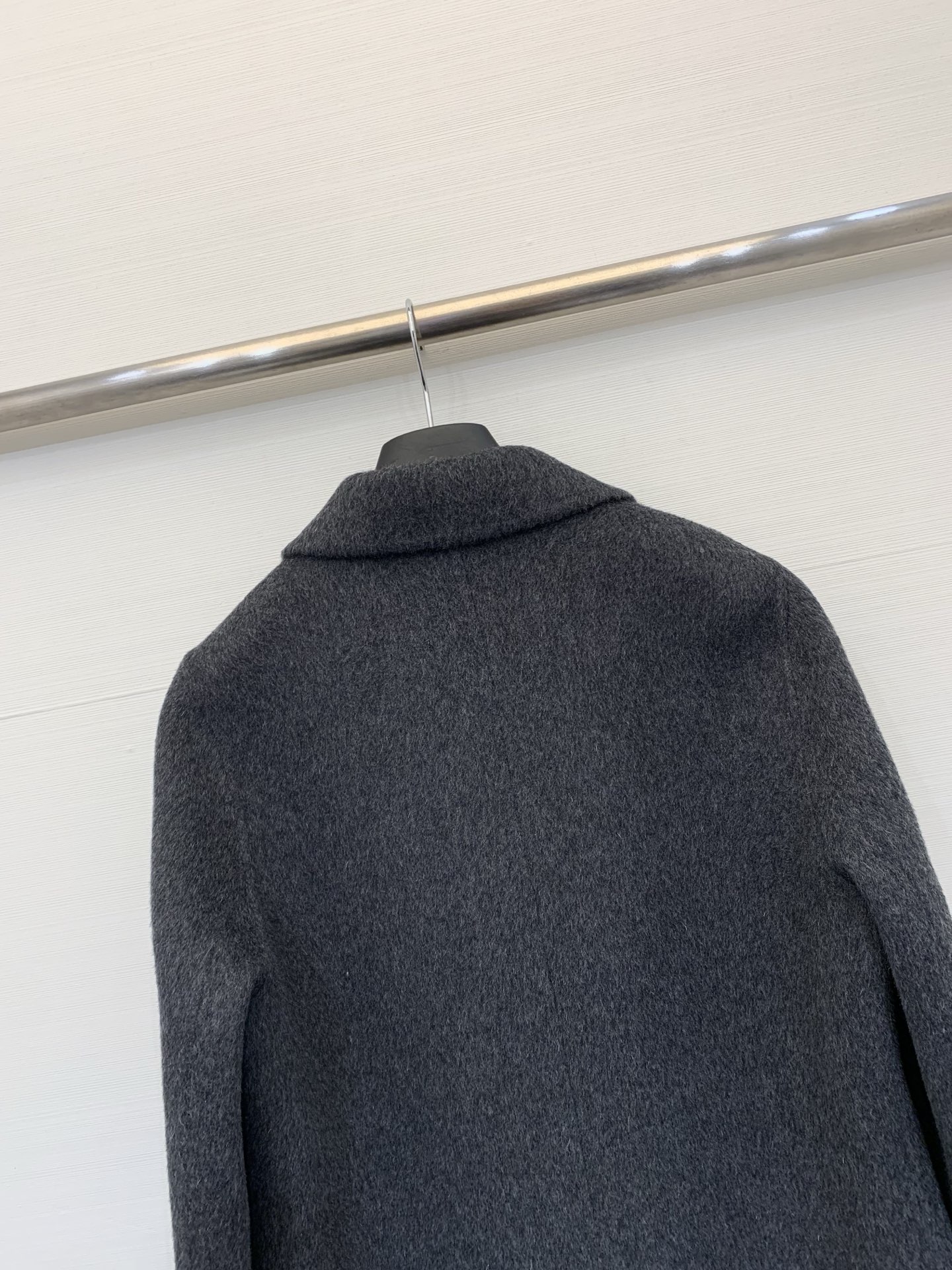 YSL 25秋冬新款 假两件长款双面骆驼绒大衣，整体风格兼具优雅与质感，版型偏修身但保留了适度宽松感，看