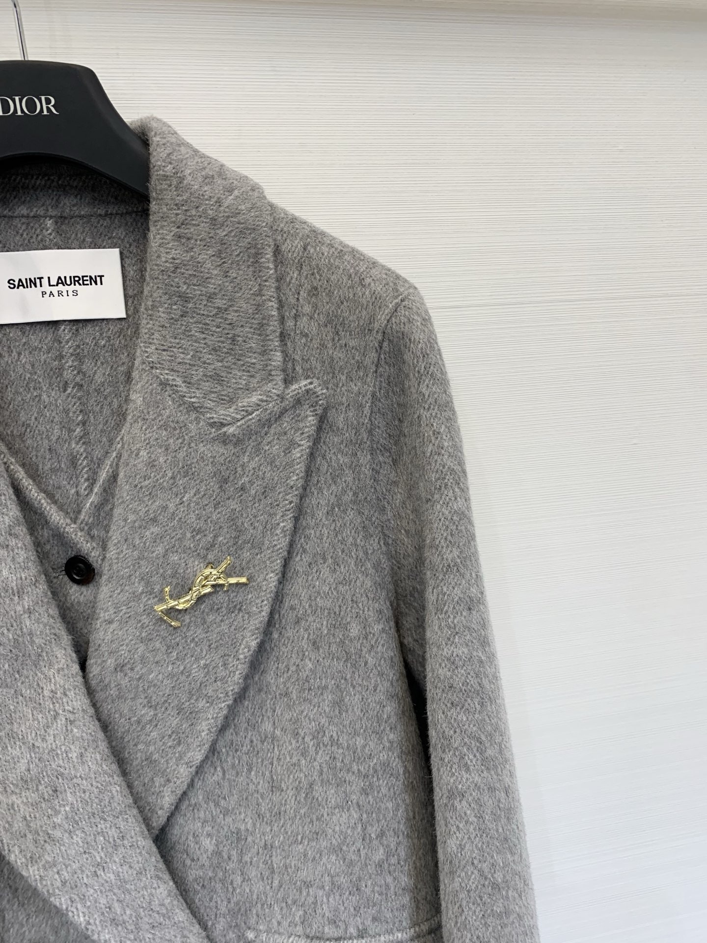 YSL 25秋冬新款 假两件长款双面骆驼绒大衣，整体风格兼具优雅与质感，版型偏修身但保留了适度宽松感，看