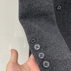 MM6 25秋冬新款 深灰色长款双面骆驼绒大衣,简约高级,牦牛肉羊毛面料,细腻柔软垂顺且保暖性强,自带低 MM6 25秋冬新款 深灰色长款双面骆驼绒大衣,简约高级,牦牛肉羊毛面料,细腻柔软垂顺且保暖性强,自带低