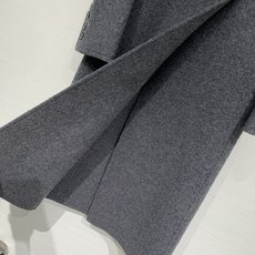 MM6 25秋冬新款 深灰色长款双面骆驼绒大衣,简约高级,牦牛肉羊毛面料,细腻柔软垂顺且保暖性强,自带低 MM6 25秋冬新款 深灰色长款双面骆驼绒大衣,简约高级,牦牛肉羊毛面料,细腻柔软垂顺且保暖性强,自带低