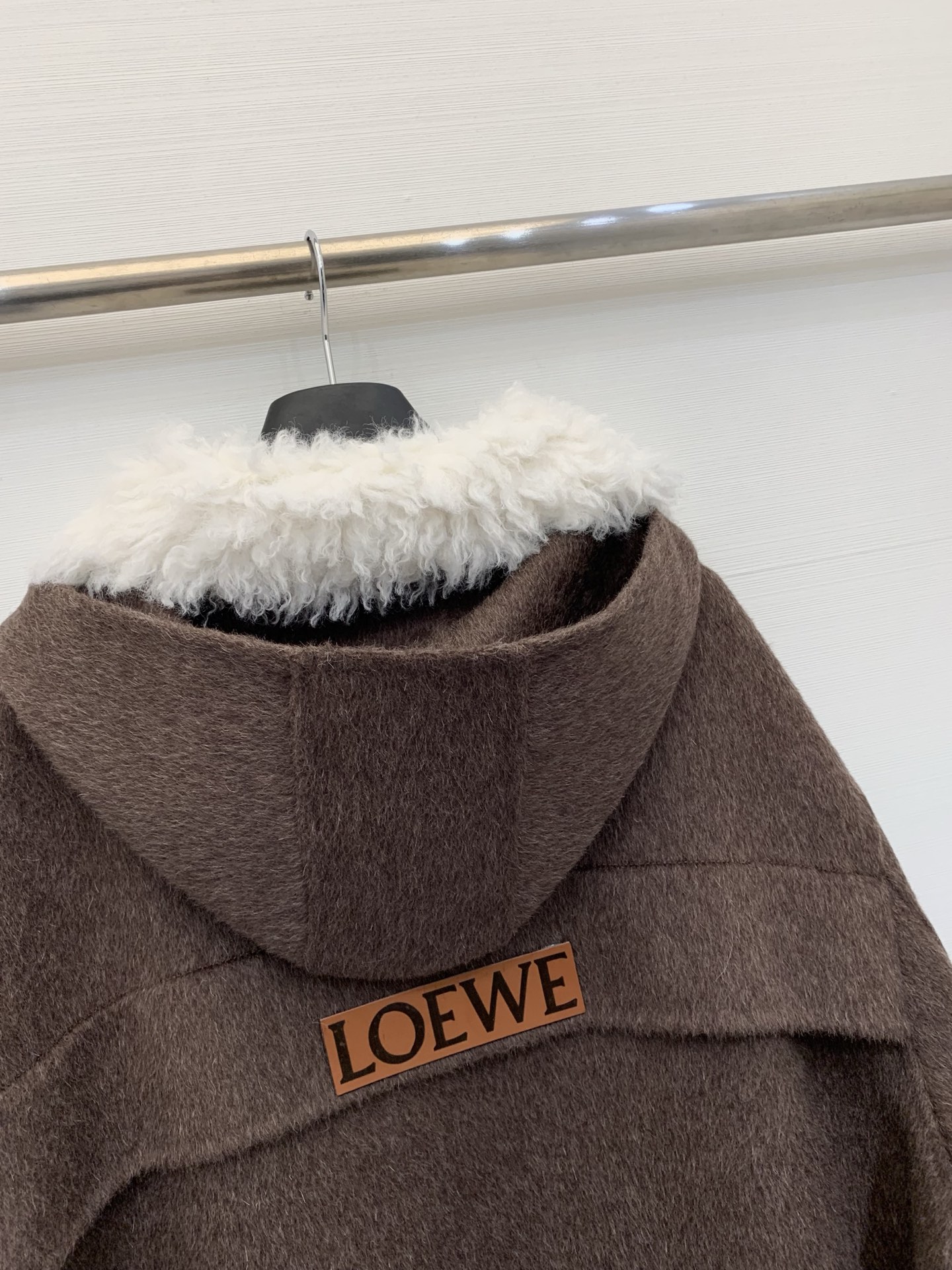 Loewe 25秋冬新款 毛绒拼接宽松长款连帽大衣，采用羊驼毛和羊毛混纺面料，质感丝滑柔软舒适，领口、拉