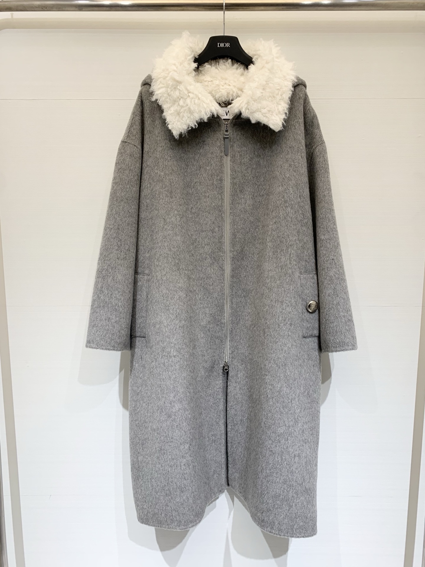 NO:654028,Comes with dust bag Loewe 25 new autumn and winter plush spliced loose long hooded coat, made of alpaca and wool blended fabrics, with a silky, soft and comfortable texture. The collar and zipper are spliced with white plush material, which adds warmth and layering. The long and loose version has a metal round buckle on the left pocket. It has a light luxury feel in casual wear. It is suitable for daily wear and can also be used to highlight the texture.  two-color sml,,loewe,hats,alexander wang19860909配防尘袋Loewe 25秋冬新款 毛绒拼接宽松长款连帽大衣,采用羊驼毛和羊毛混纺面料,质感丝滑柔软舒适,领口、拉链内里拼接了白色毛绒材质,增加了温暖感和层次感,宽松的长款版型,左侧口袋自带一枚金属圆扣,休闲中带着轻奢感,既适合日常穿搭,也能通过搭配凸显质感 两色sml,,loewe,hats,alexander wang,Women's clothing