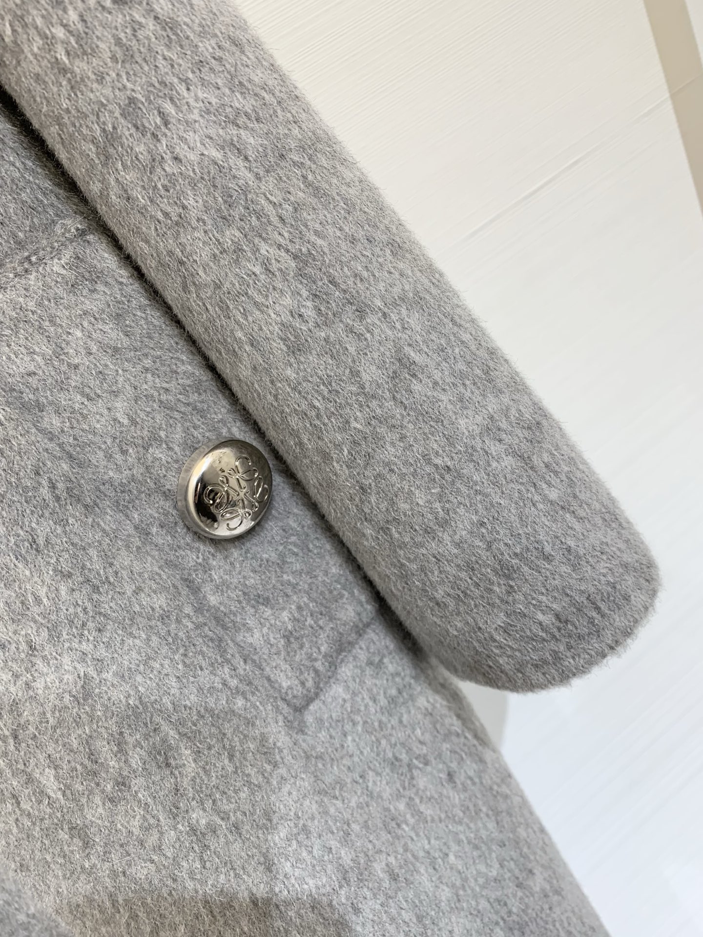 Loewe 25秋冬新款 毛绒拼接宽松长款连帽大衣，采用羊驼毛和羊毛混纺面料，质感丝滑柔软舒适，领口、拉