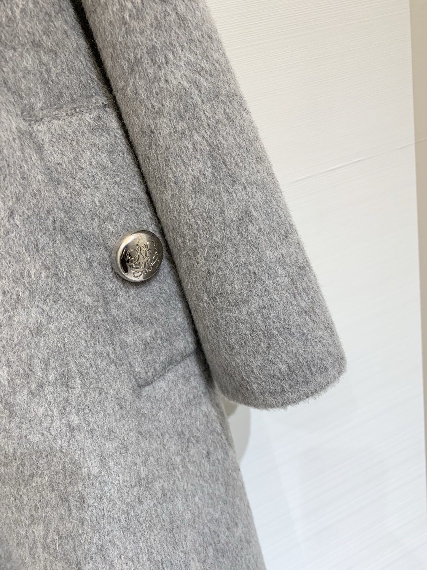 Loewe 25秋冬新款 毛绒拼接宽松长款连帽大衣，采用羊驼毛和羊毛混纺面料，质感丝滑柔软舒适，领口、拉