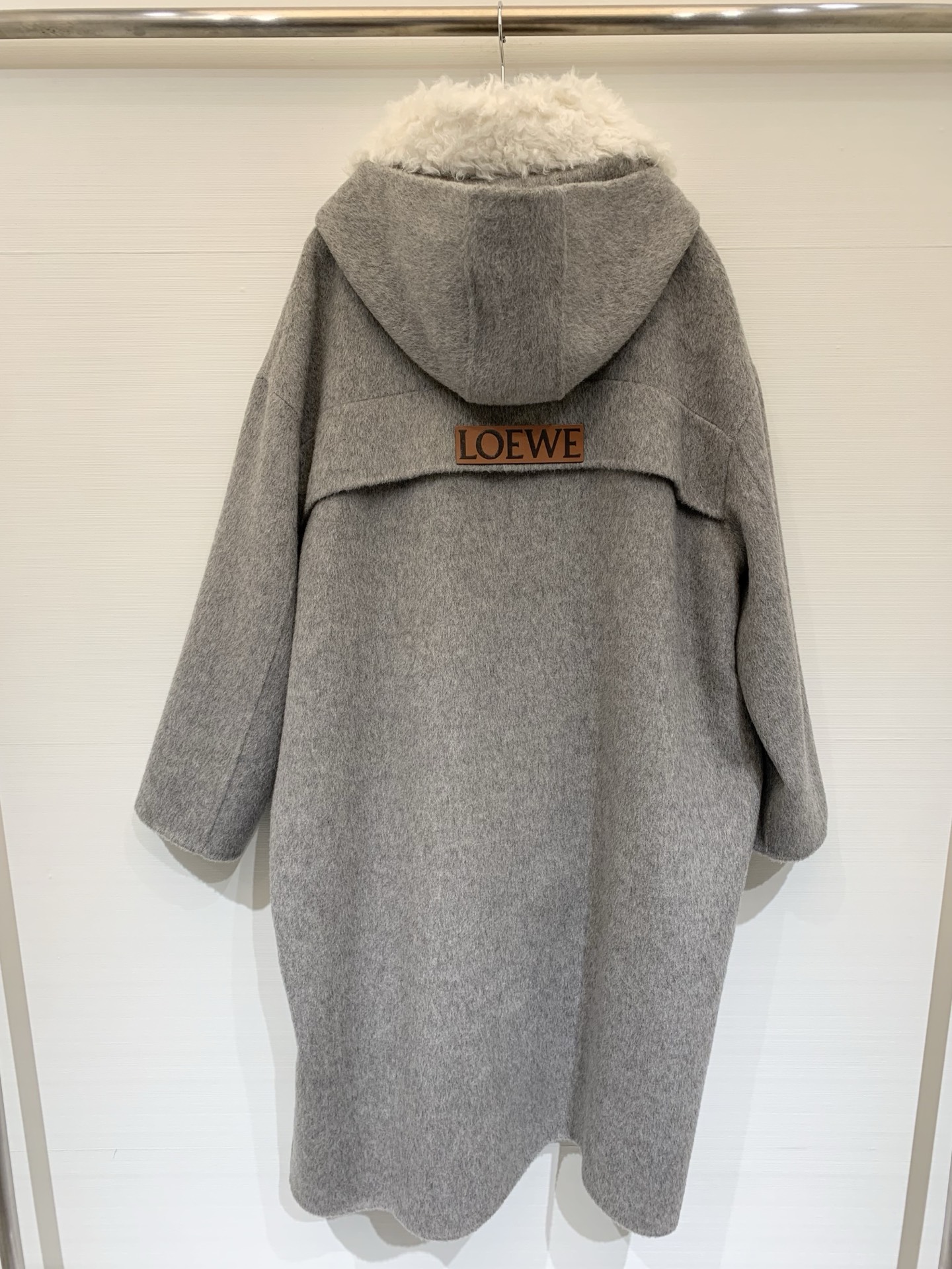 Loewe 25秋冬新款 毛绒拼接宽松长款连帽大衣，采用羊驼毛和羊毛混纺面料，质感丝滑柔软舒适，领口、拉